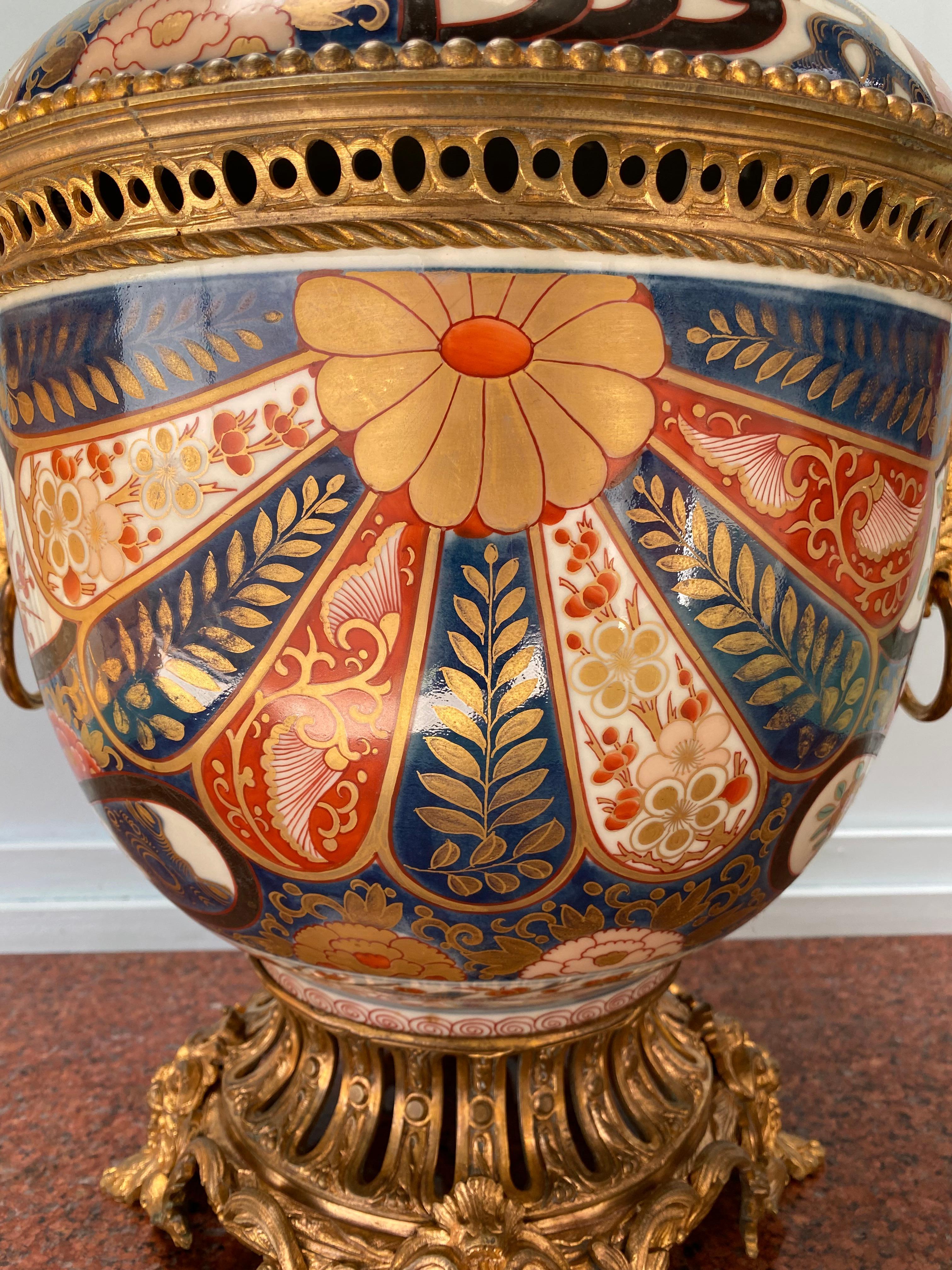 Ce grand pot-pourri ou vase couvert mesure plus de 20 pouces de haut et environ 15 pouces de large à travers les poignées - très substantiel. Il ressemble beaucoup à un pot-pourri original du début de l'ère Edo du même style et de la même taille