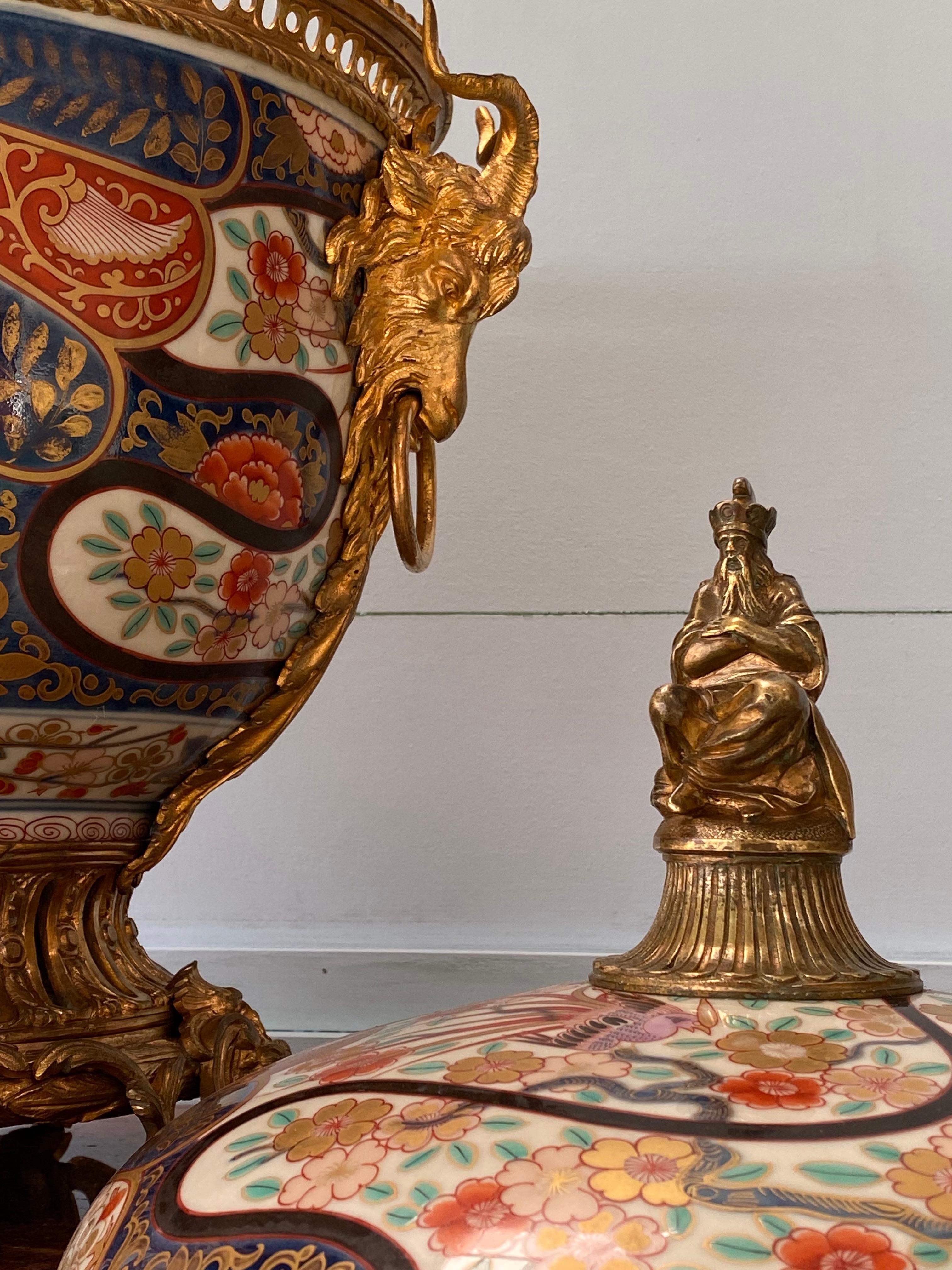 Français Chinoiserie française Napoléon III Bronze doré Edo Imari Potpourri Vase et Couvercle en vente