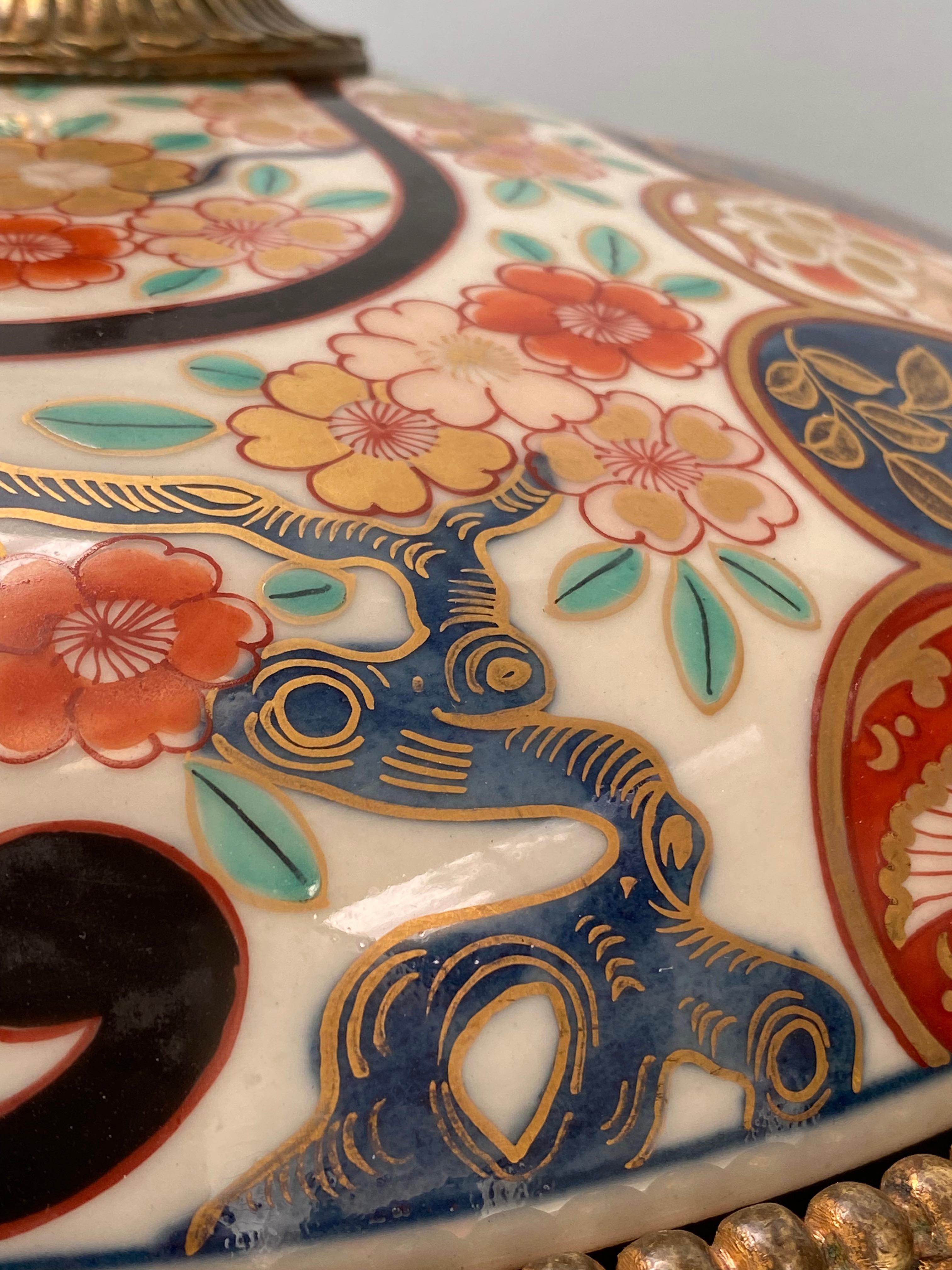 Chinoiserie française Napoléon III Bronze doré Edo Imari Potpourri Vase et Couvercle en vente 1