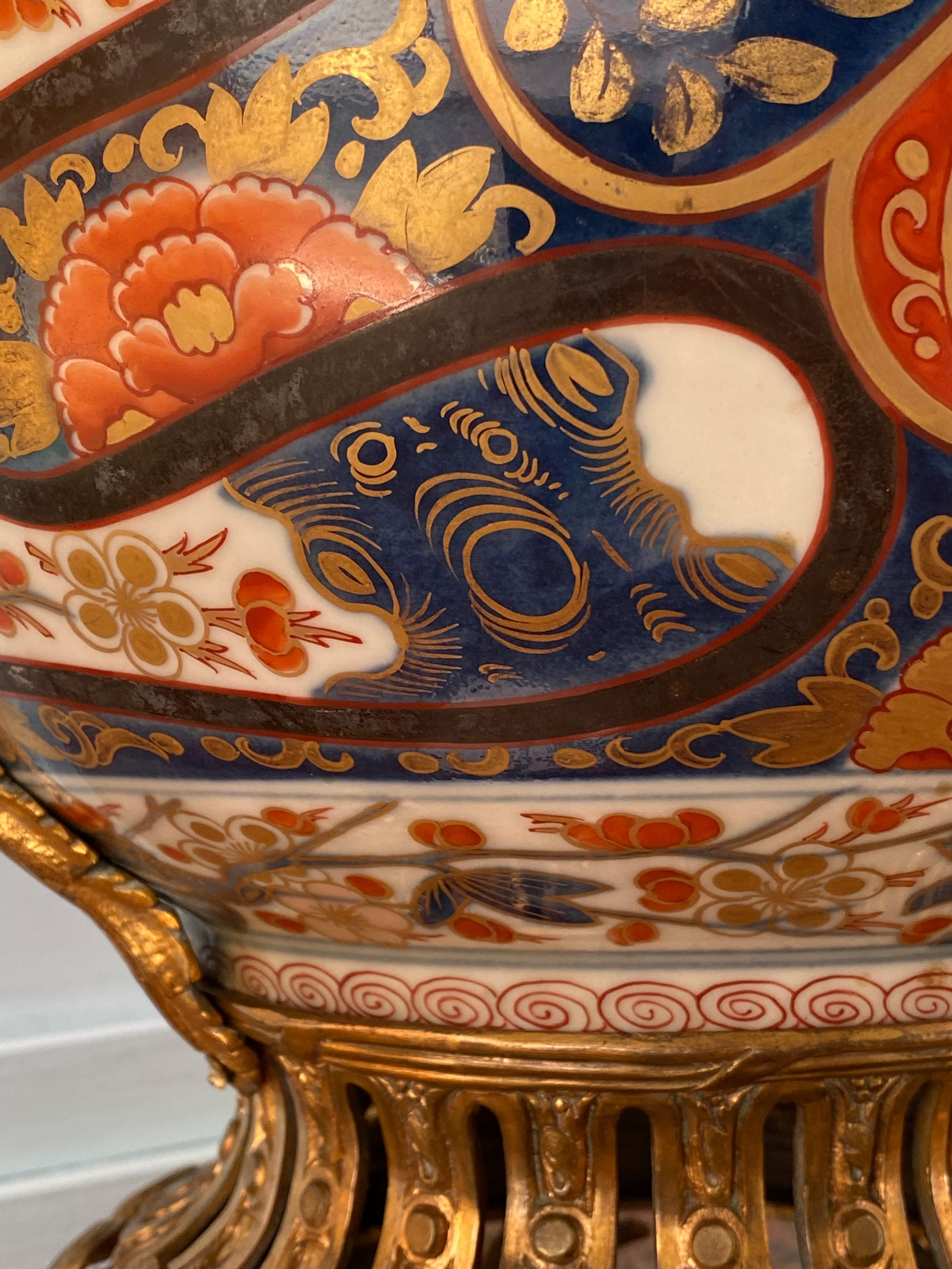 Chinoiserie française Napoléon III Bronze doré Edo Imari Potpourri Vase et Couvercle en vente 3