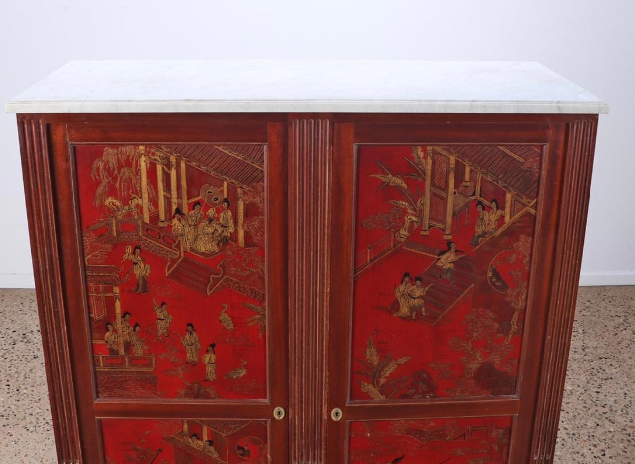 Louis XVI Armoire à deux portes de style Chinoiserie française rouge dans le style de Jansen, C.C. 1950 en vente