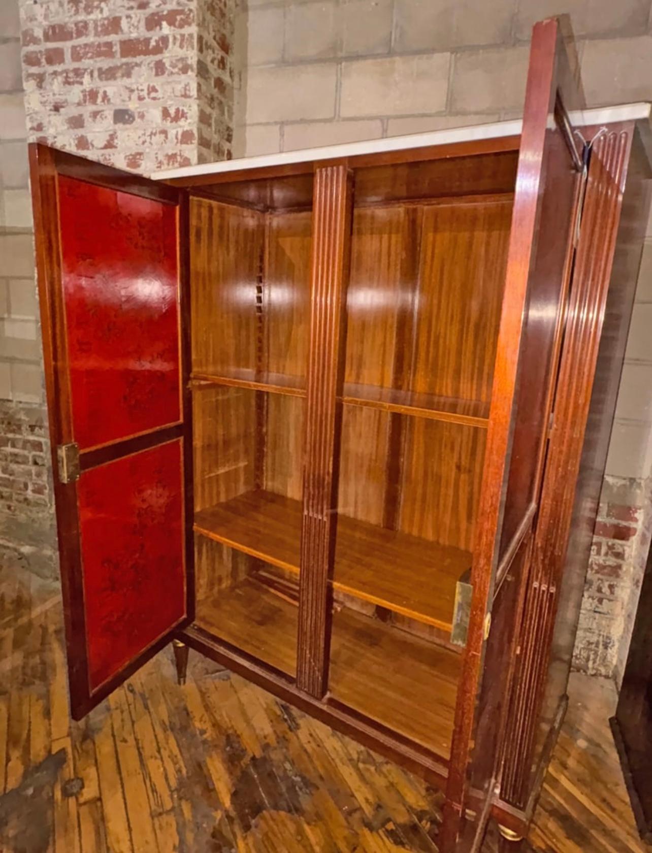 Armoire à deux portes de style Chinoiserie française rouge dans le style de Jansen, C.C. 1950 Bon état - En vente à New York, NY