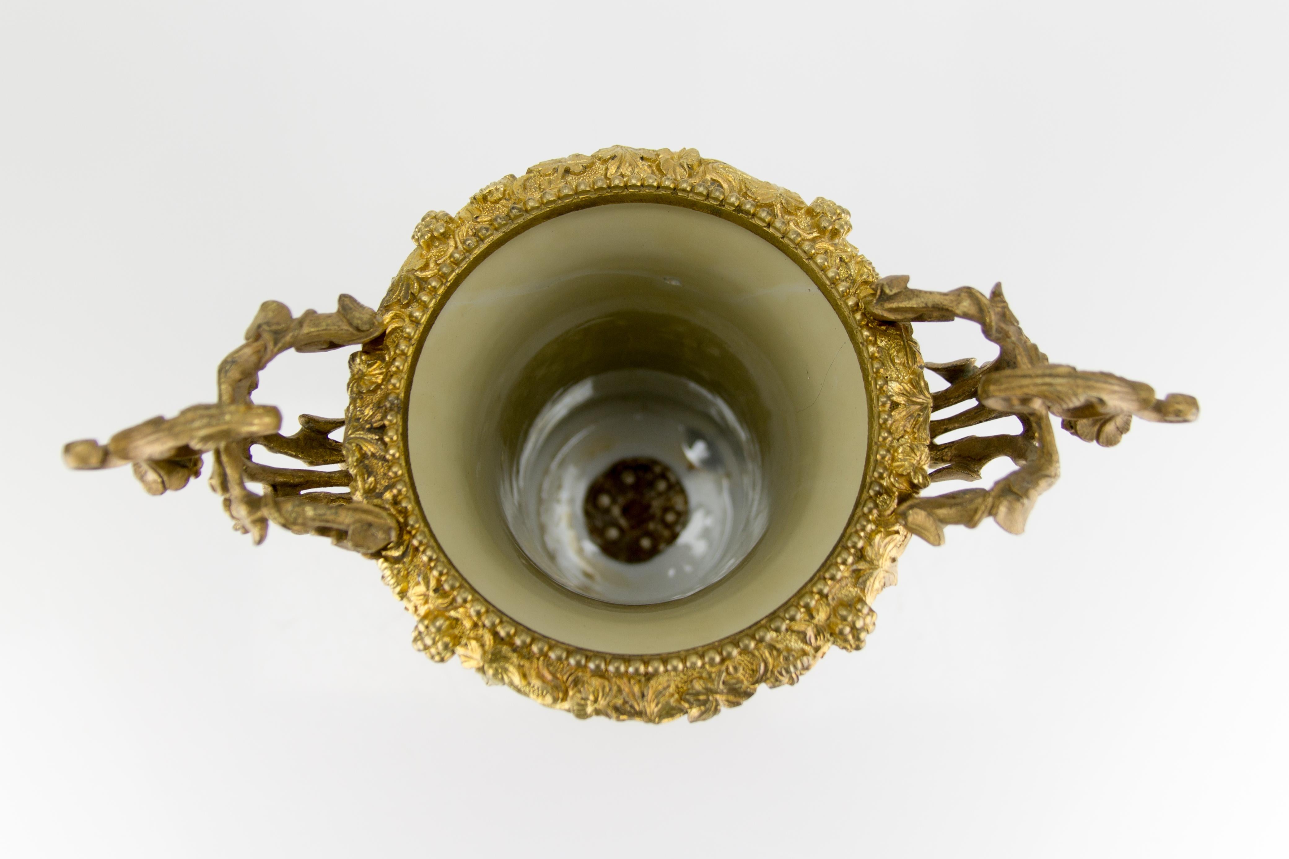 Tischlampe aus vergoldeter Bronze und handbemaltem Porzellan im Chinoiserie-Stil im Angebot 6