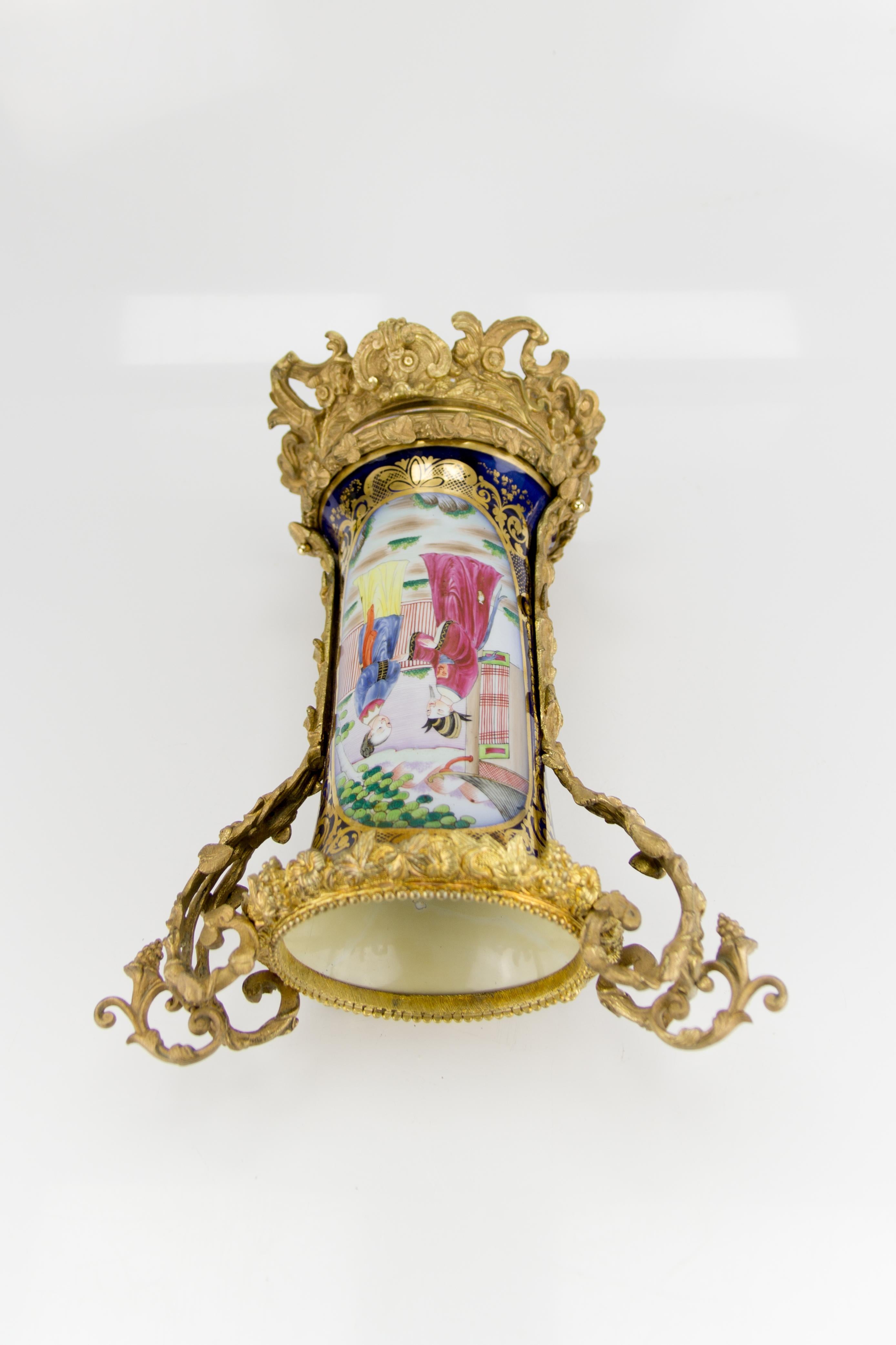 French Chinoiserie Style Gilt Bronze and Hand Painted Porcelain Table Lamp For Sale 9