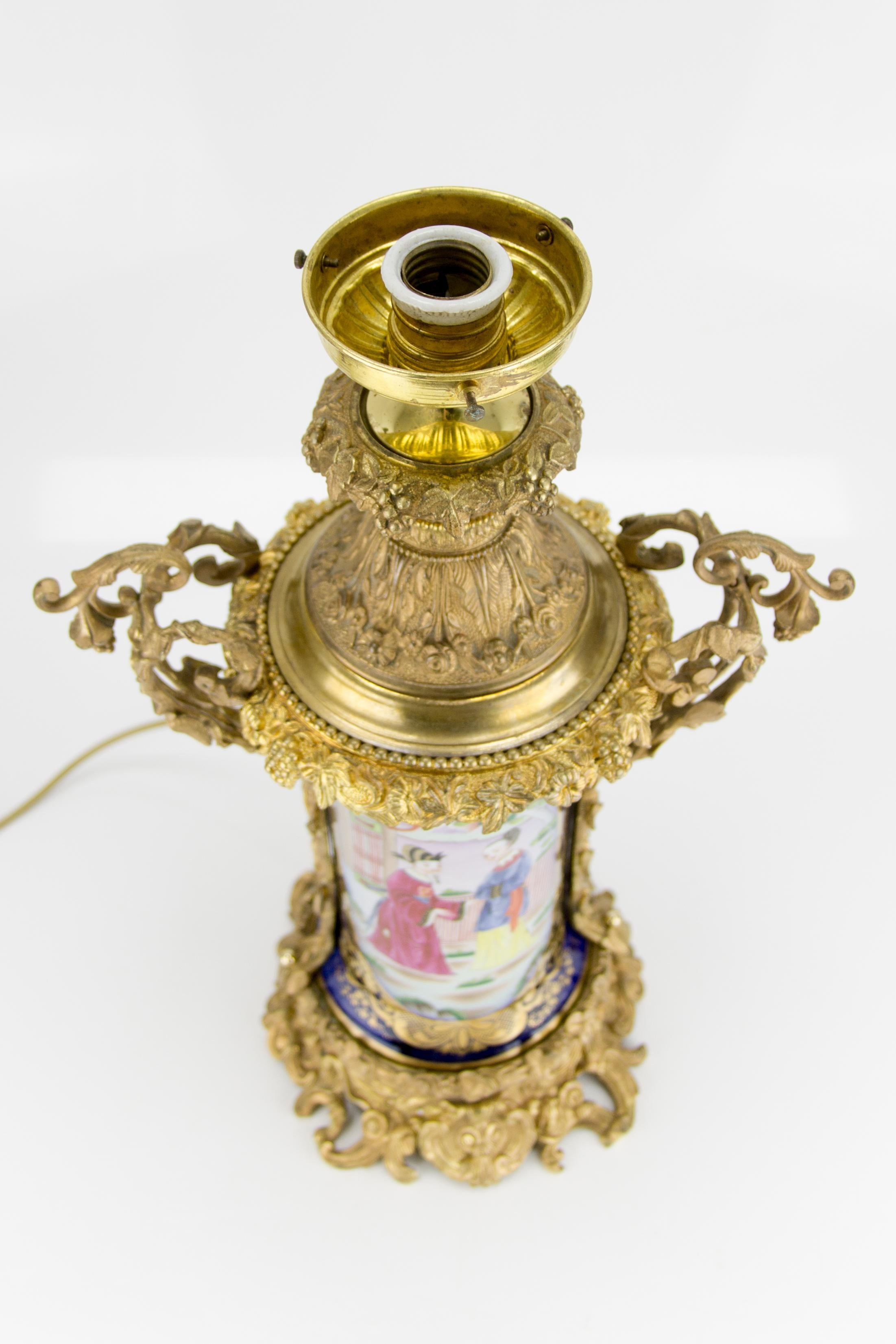 Lampe de Table de Style Chinoiserie Française en Bronze Doré et Porcelaine Peinte à la Main en vente 11