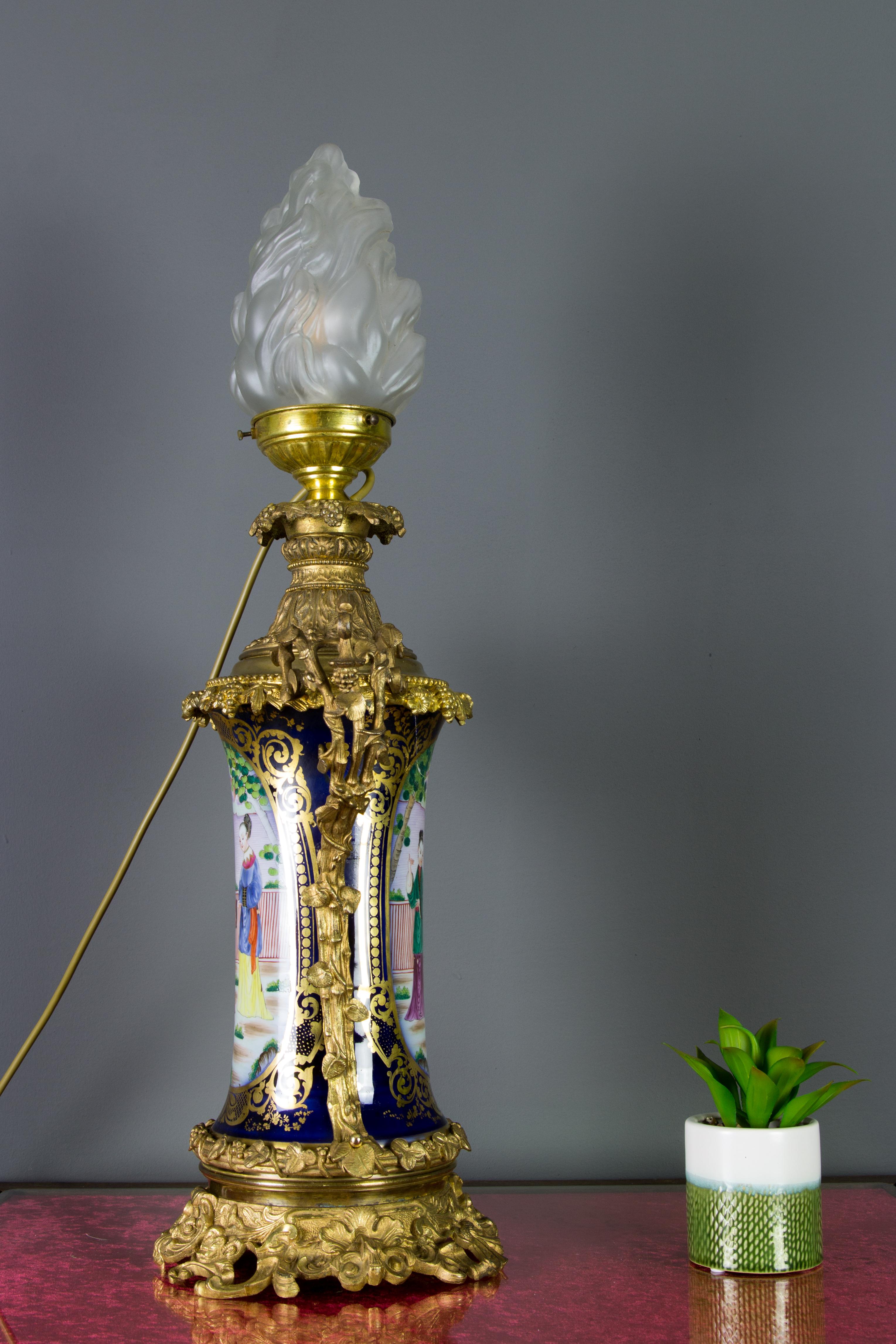 French Chinoiserie Style Gilt Bronze and Hand Painted Porcelain Table Lamp For Sale 15