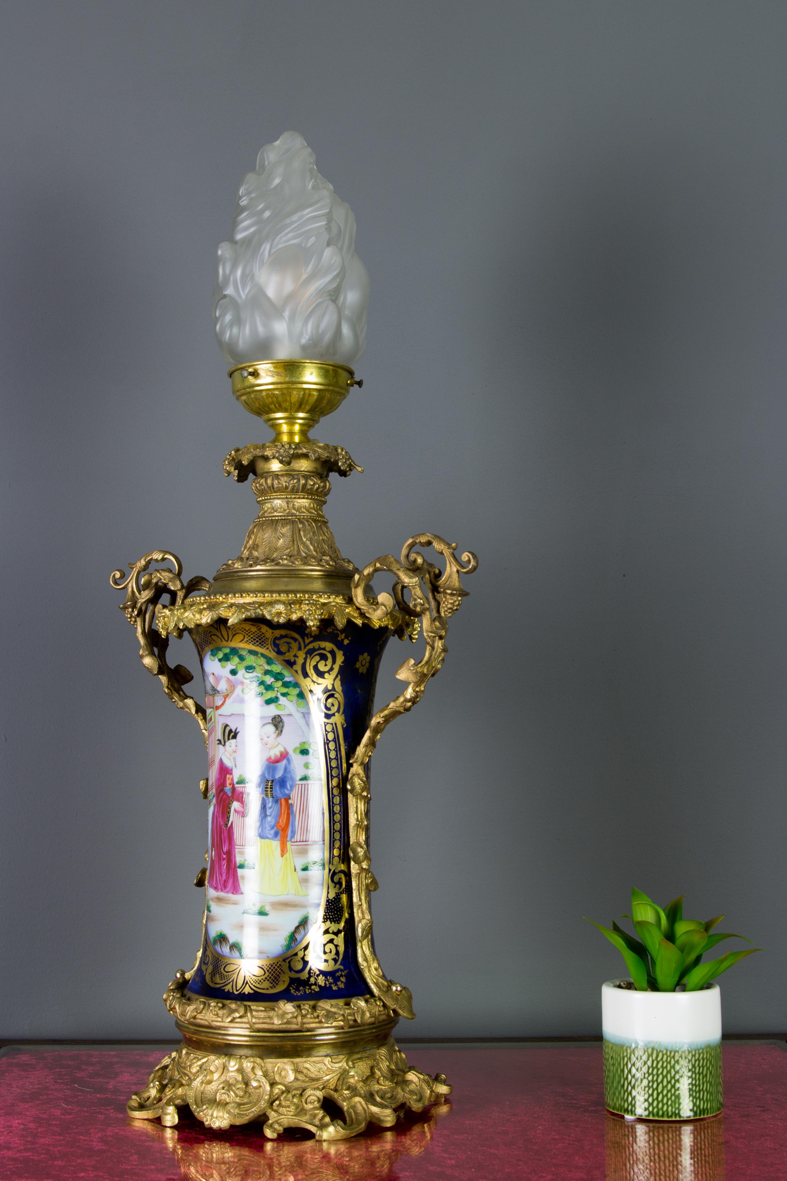 Lampe de Table de Style Chinoiserie Française en Bronze Doré et Porcelaine Peinte à la Main en vente 15