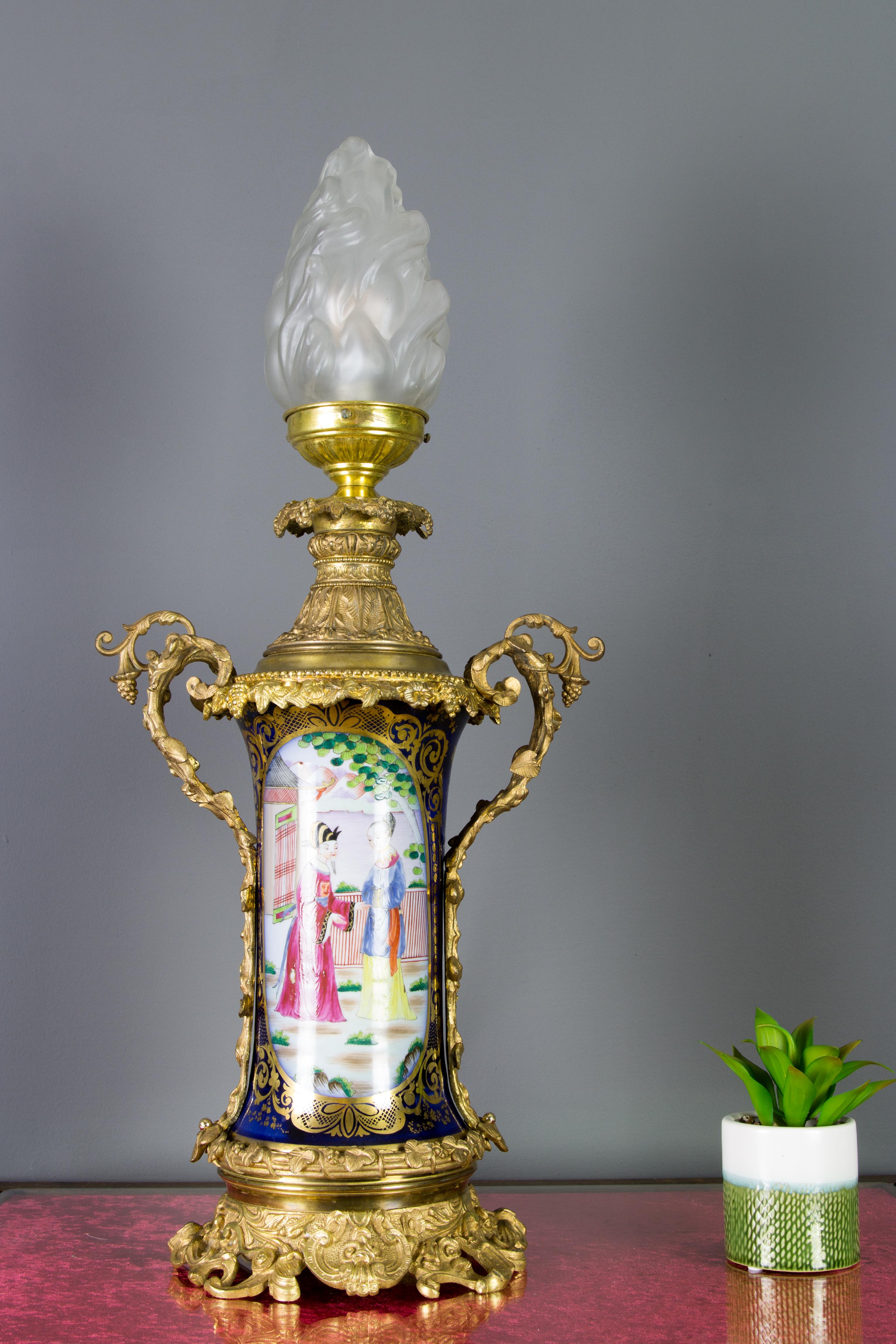 Chinoiseries Lampe de Table de Style Chinoiserie Française en Bronze Doré et Porcelaine Peinte à la Main en vente