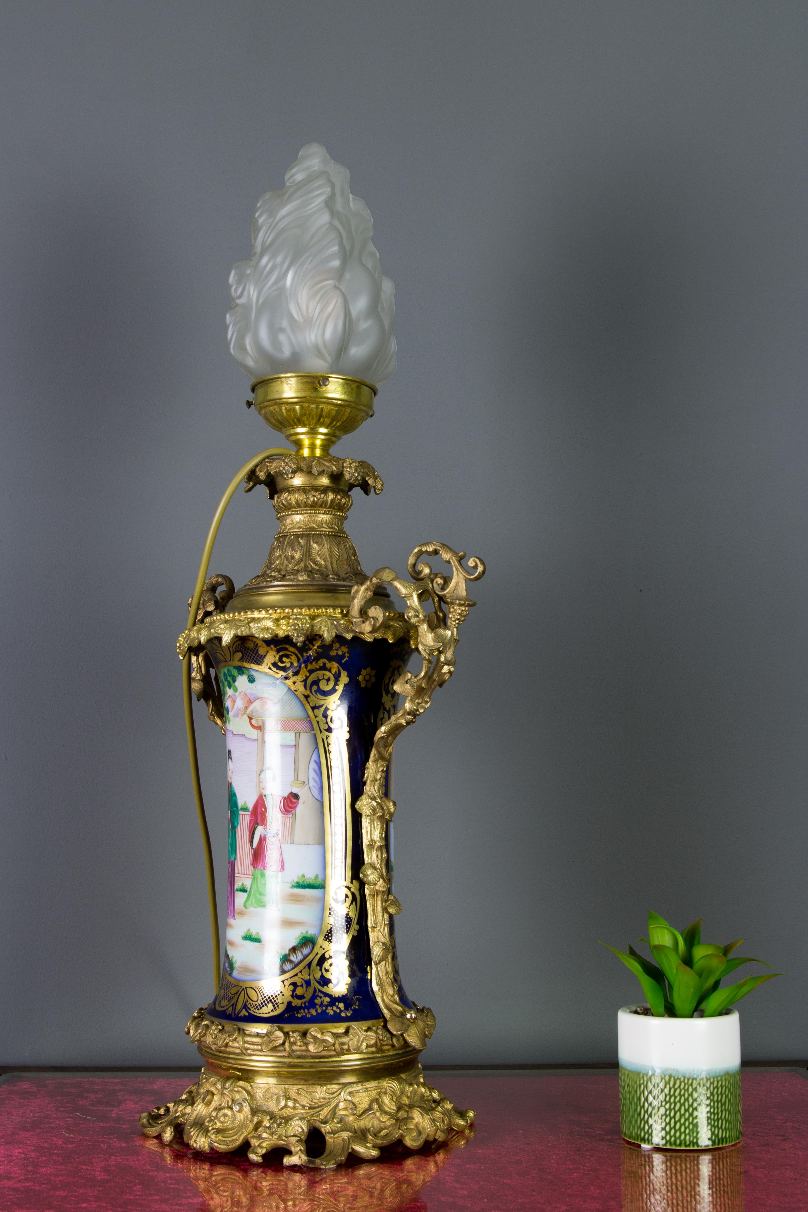 Lampe de Table de Style Chinoiserie Française en Bronze Doré et Porcelaine Peinte à la Main Abîmé - En vente à Barntrup, DE