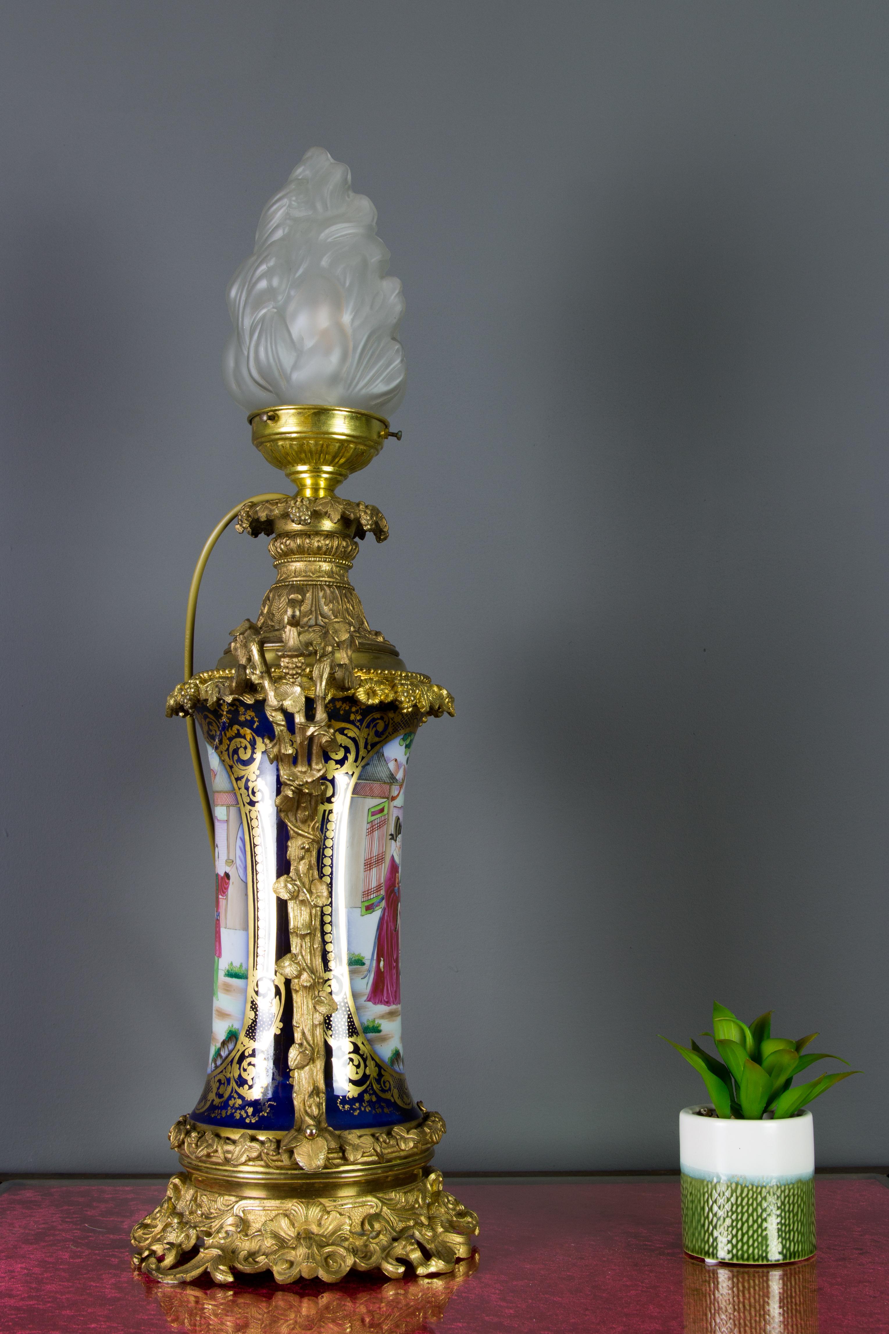 French Chinoiserie Style Gilt Bronze and Hand Painted Porcelain Table Lamp For Sale 1