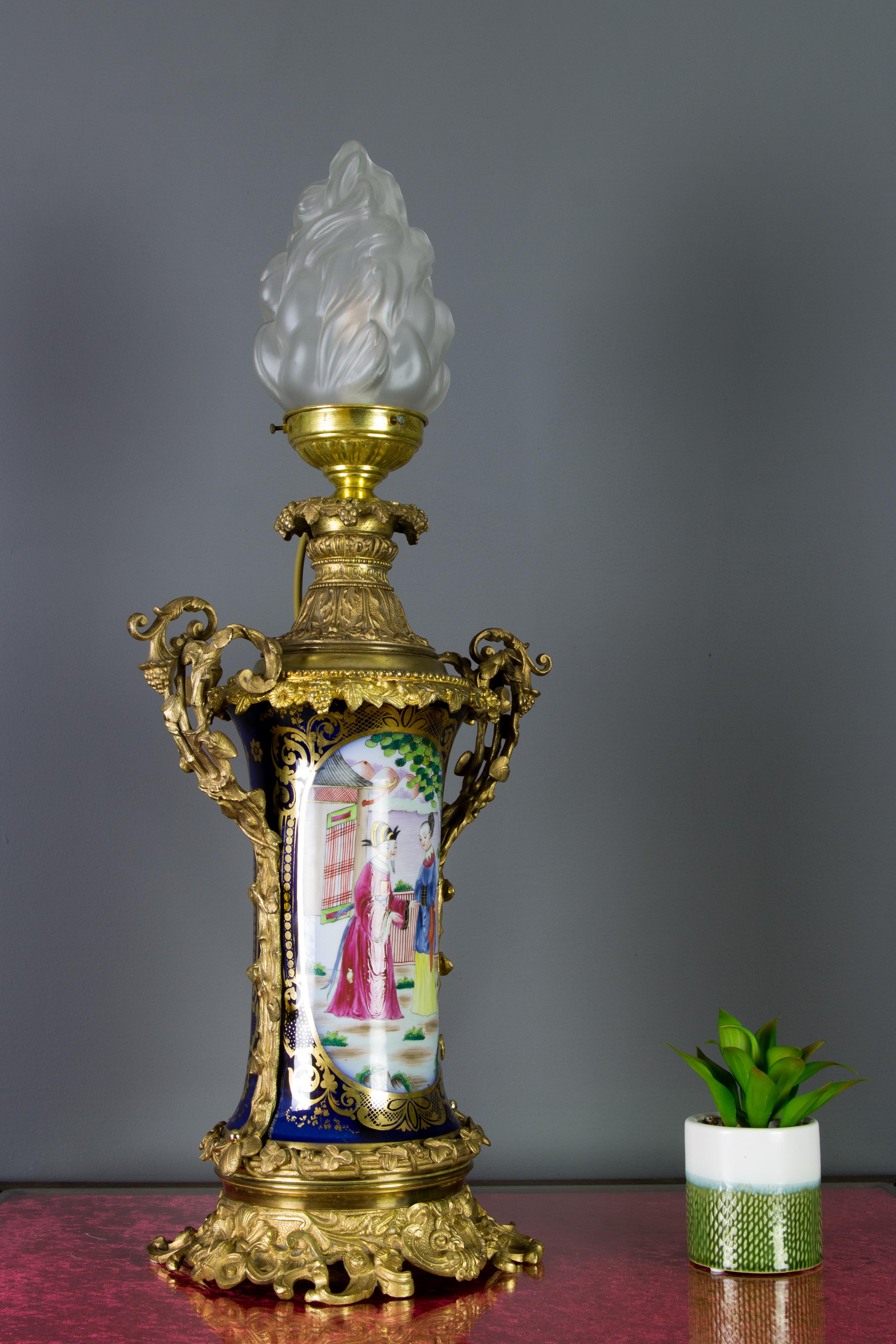 Tischlampe aus vergoldeter Bronze und handbemaltem Porzellan im Chinoiserie-Stil (19. Jahrhundert) im Angebot