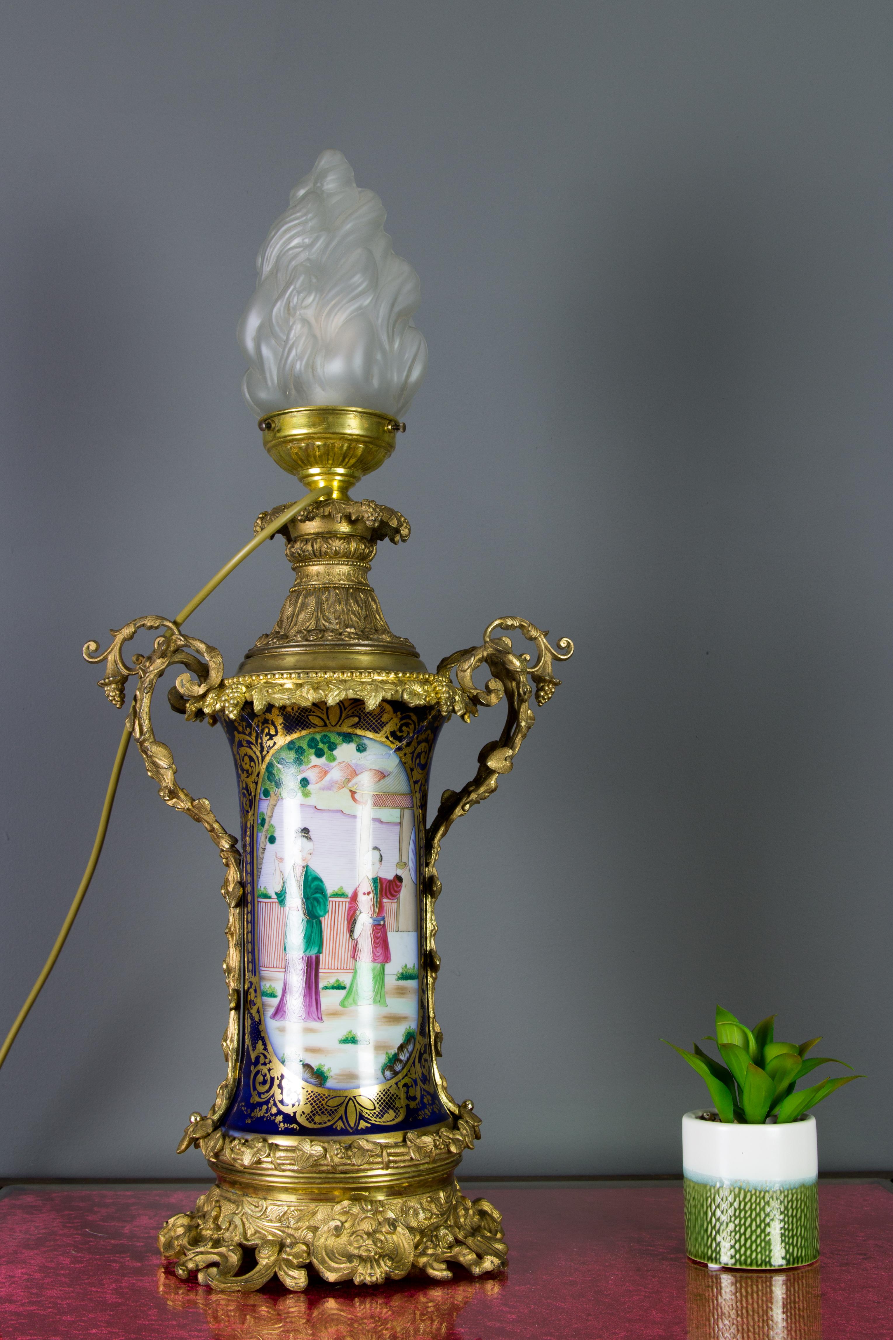 French Chinoiserie Style Gilt Bronze and Hand Painted Porcelain Table Lamp For Sale 3