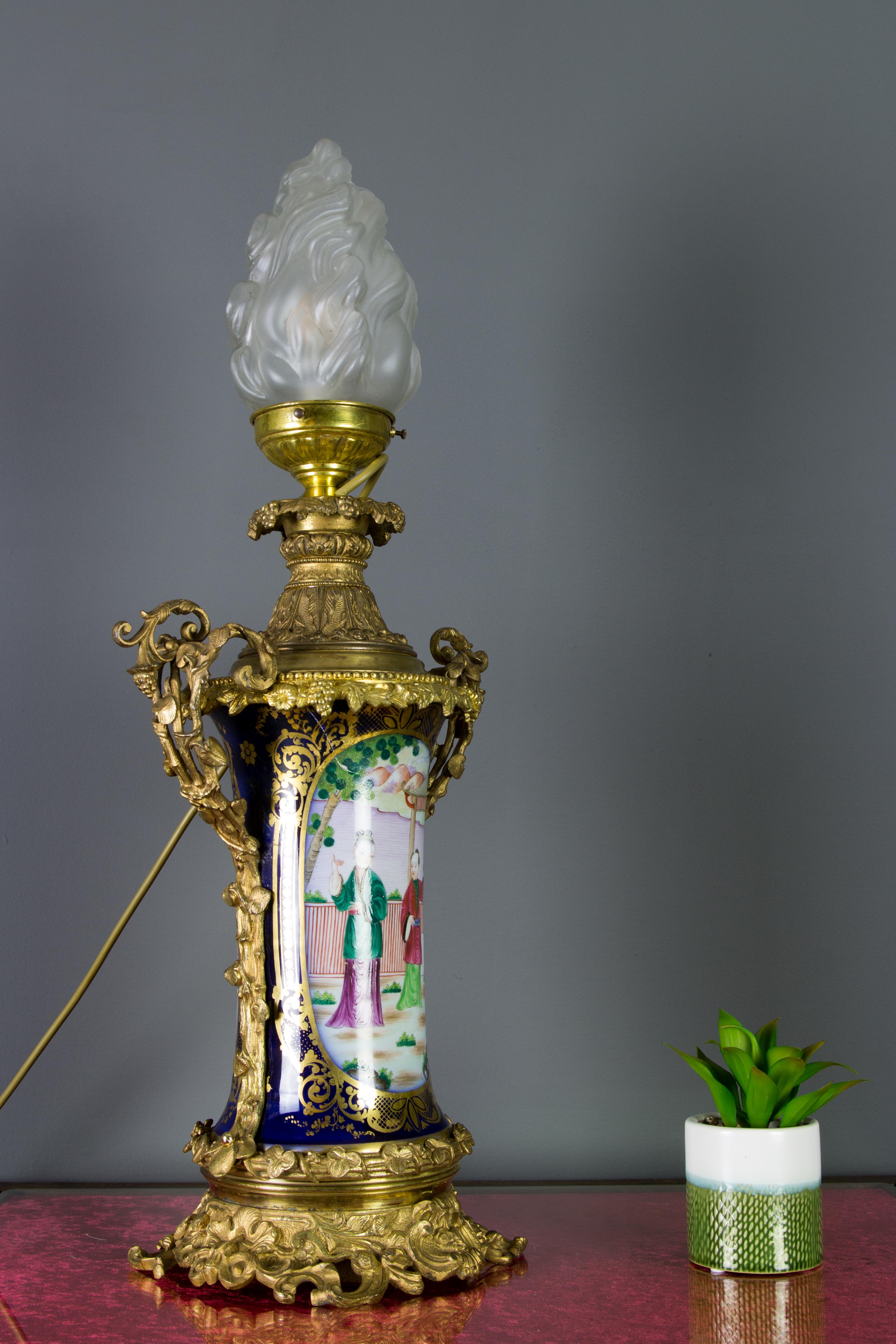 Lampe de Table de Style Chinoiserie Française en Bronze Doré et Porcelaine Peinte à la Main en vente 3