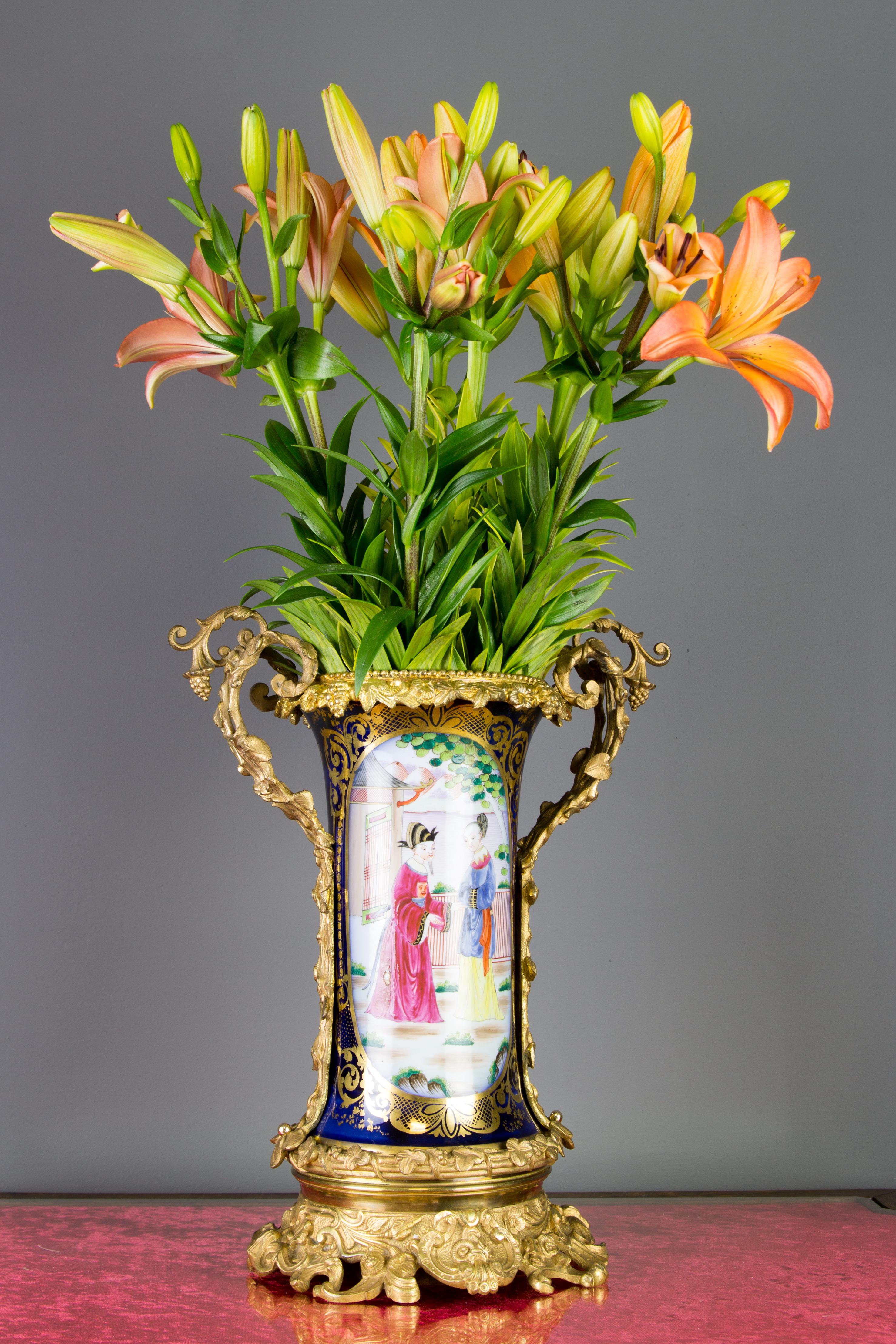 Lampe de Table de Style Chinoiserie Française en Bronze Doré et Porcelaine Peinte à la Main en vente 4