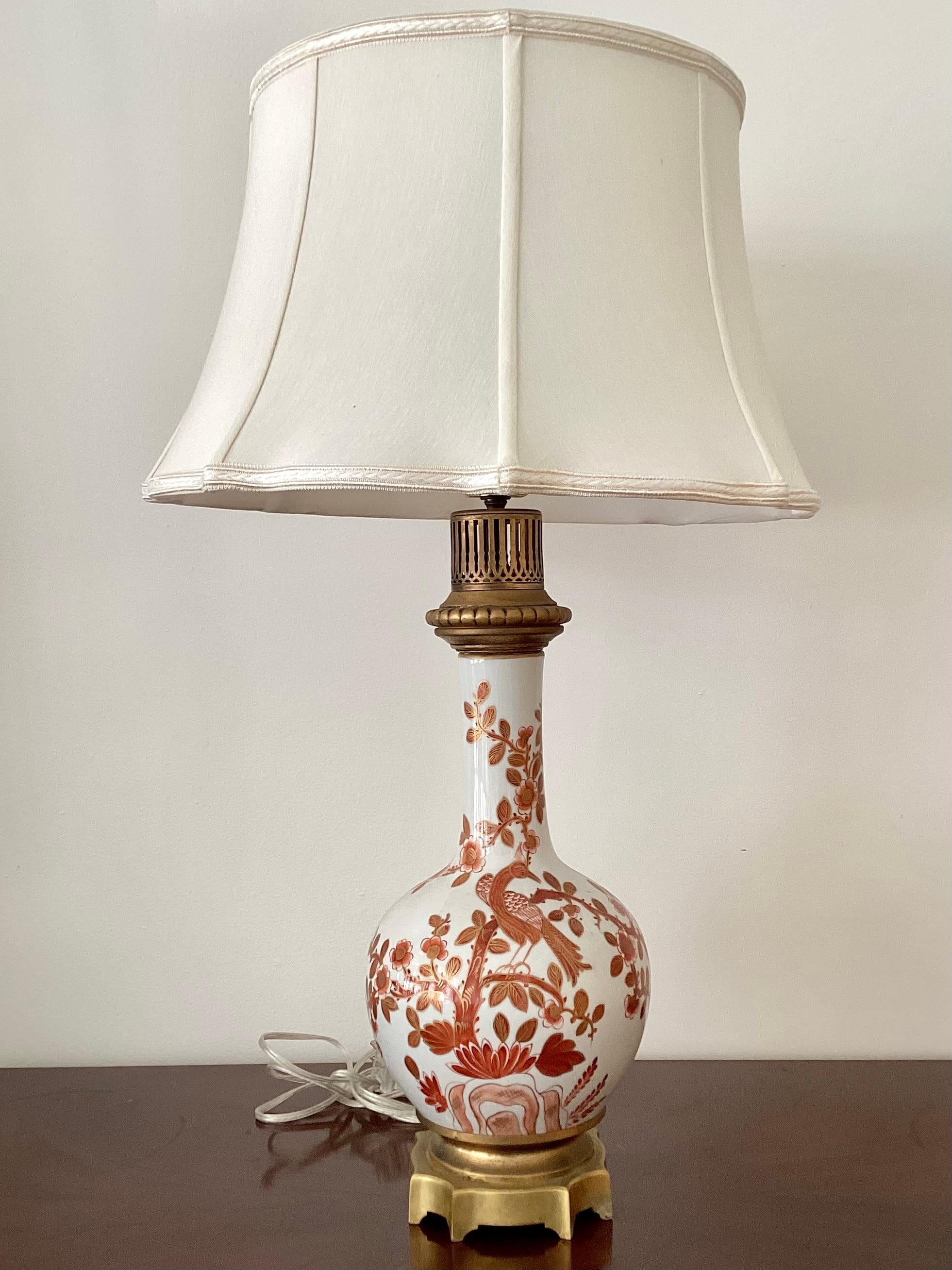 Lampe asiatique vintage décorative avec une scène de nature d'arbres et d'oiseaux. Cette lampe comprend une base robuste en bronze doré. Ajoutez cette magnifique lampe à votre collection de chinoiseries.