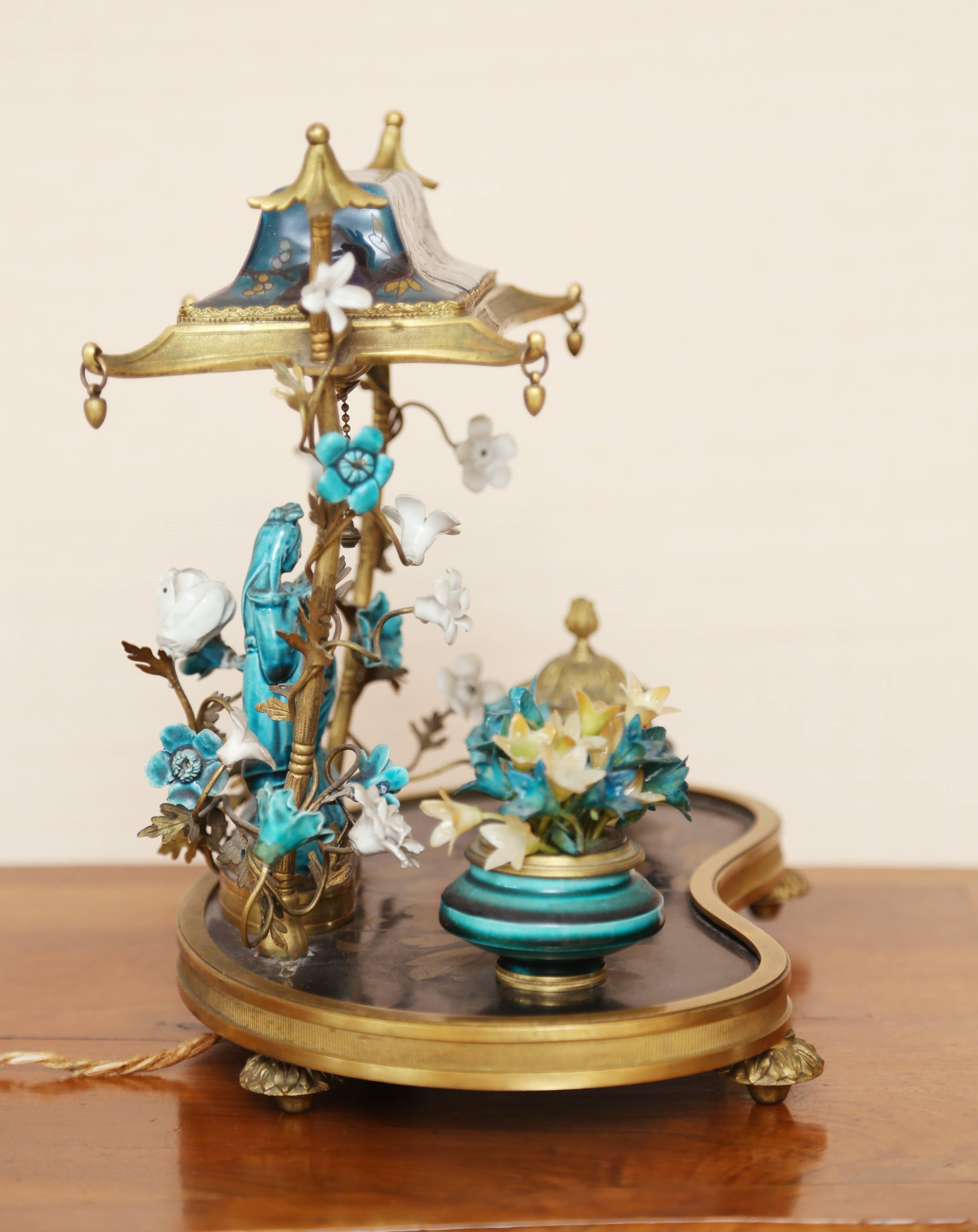 Chinoiseries Lampe de bureau encrier en porcelaine bleu turquoise et turquoise de style chinoiserie française en vente