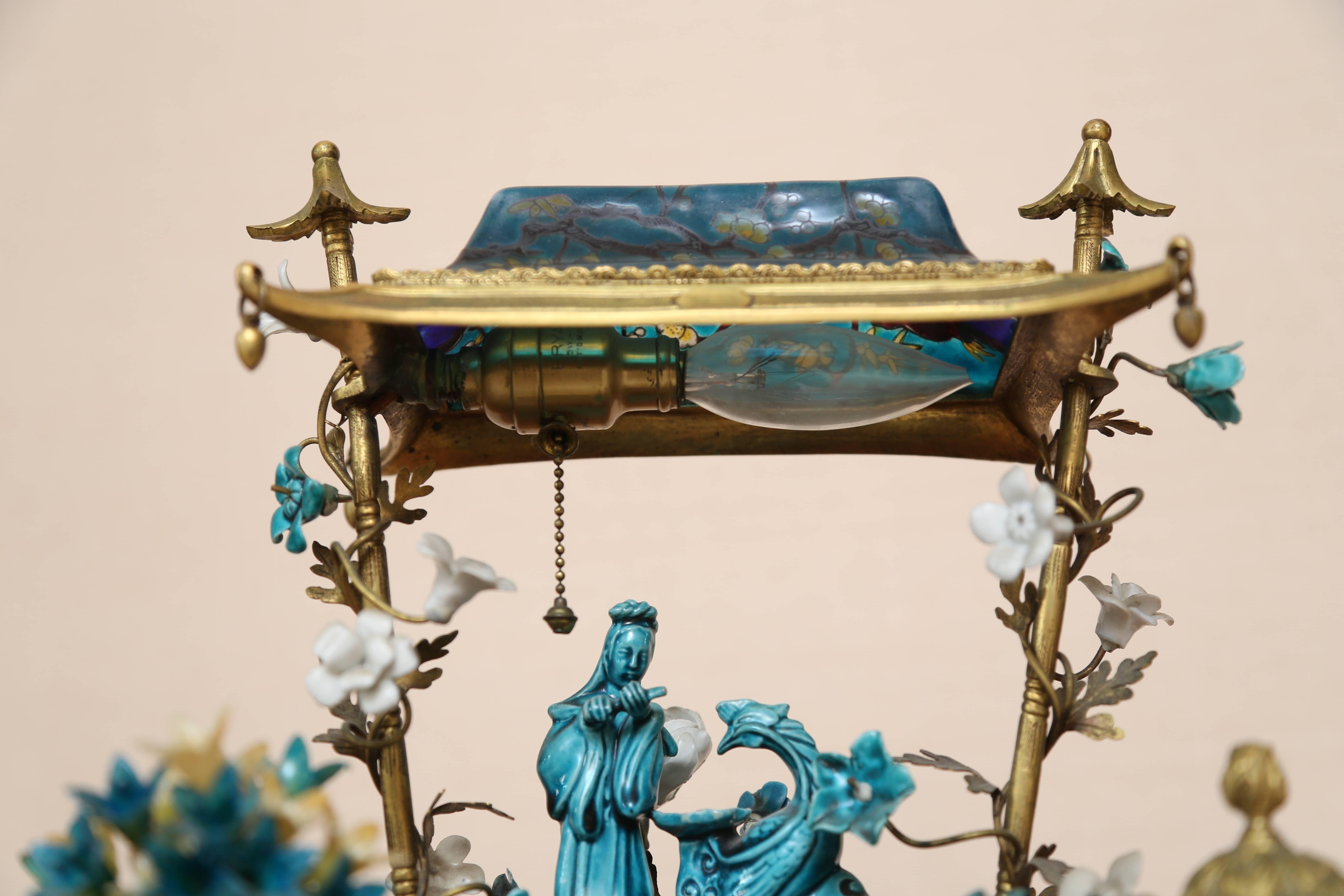 Français Lampe de bureau encrier en porcelaine bleu turquoise et turquoise de style chinoiserie française en vente
