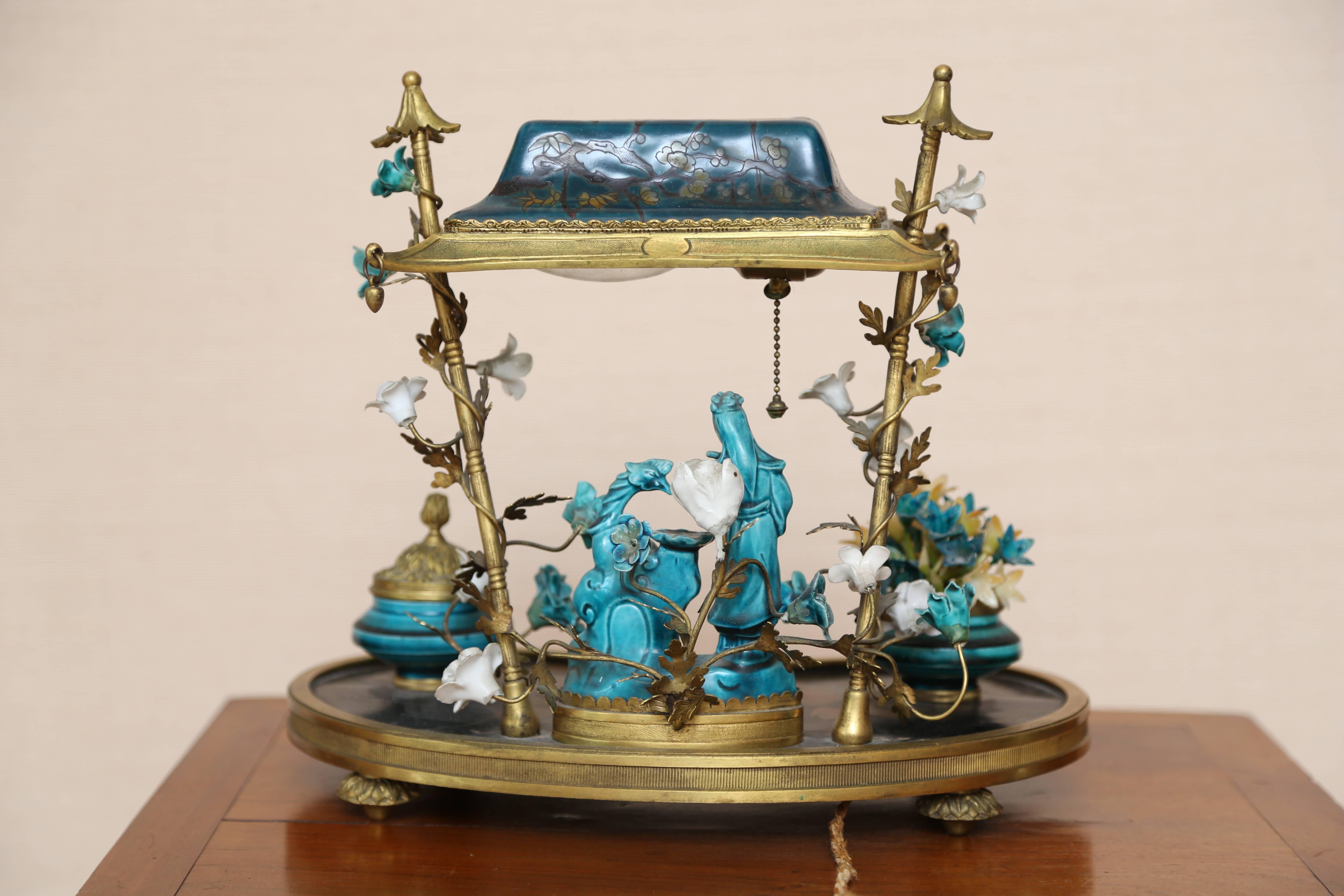 Lampe de bureau encrier en porcelaine bleu turquoise et turquoise de style chinoiserie française Bon état - En vente à New York, NY