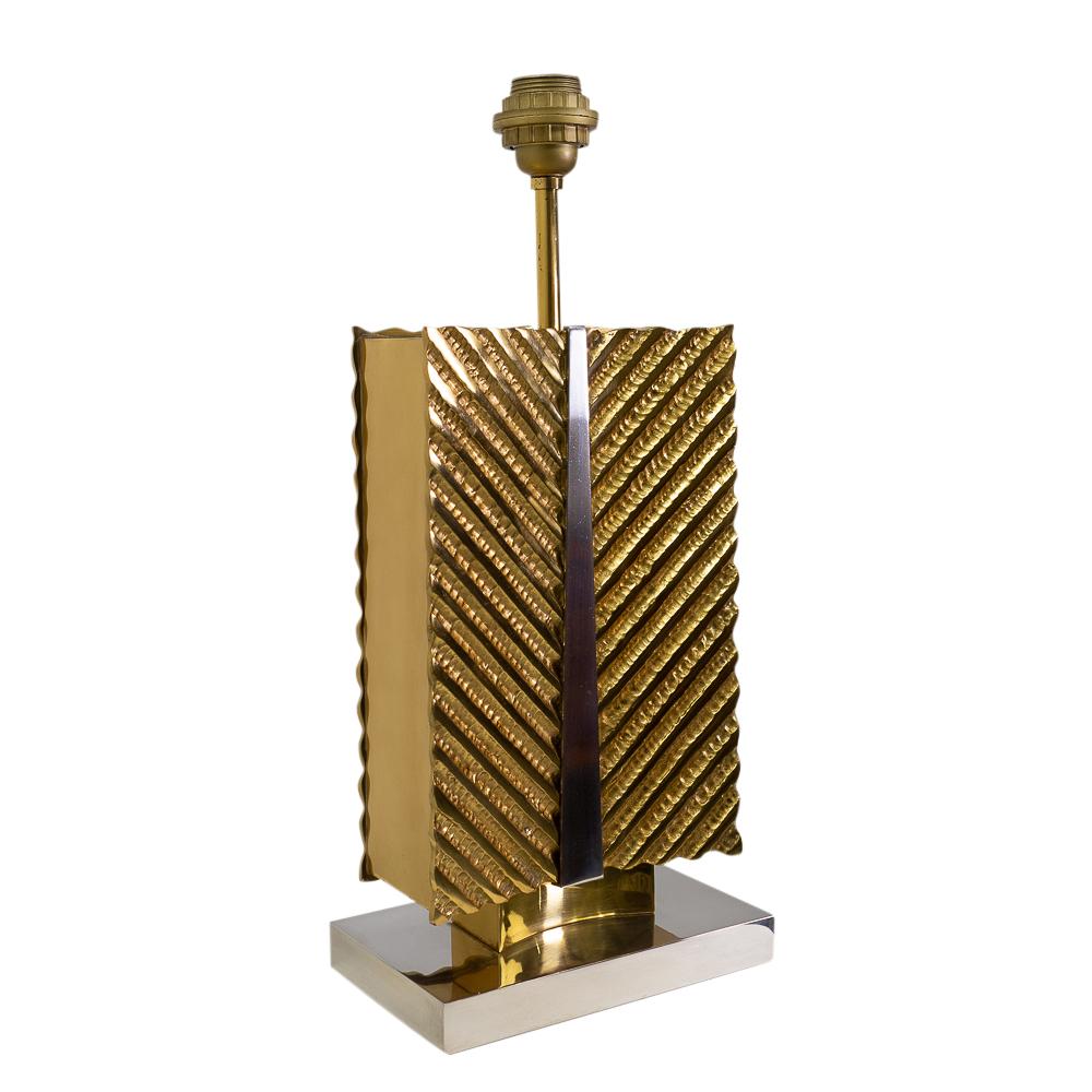 Beautiful table lamp by Maison Baguès designed and hand-made in France during the 1970s.

The metal lamp base (of substantial weight) is in great condition, with some small signs of age on the metal. We have left the choice of lampshade to the new