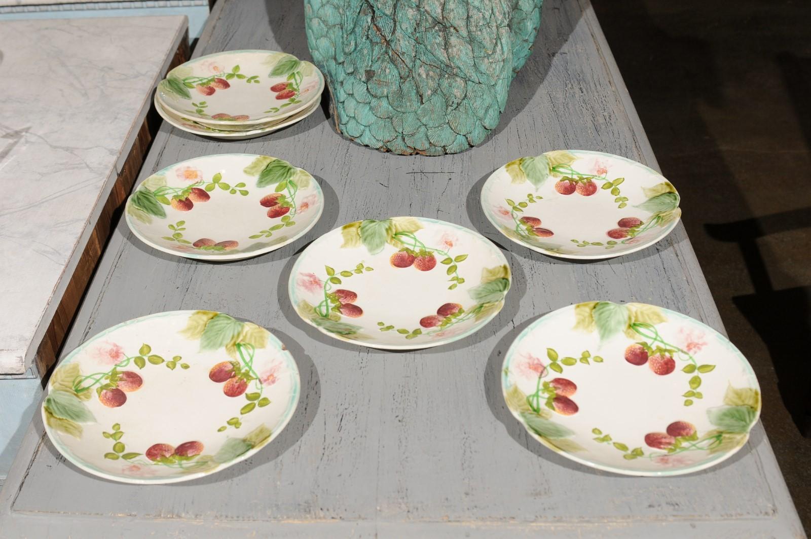 Assiettes à fraises en majolique française Choisy-le-Roi du XIXe siècle avec feuillage en vente 4