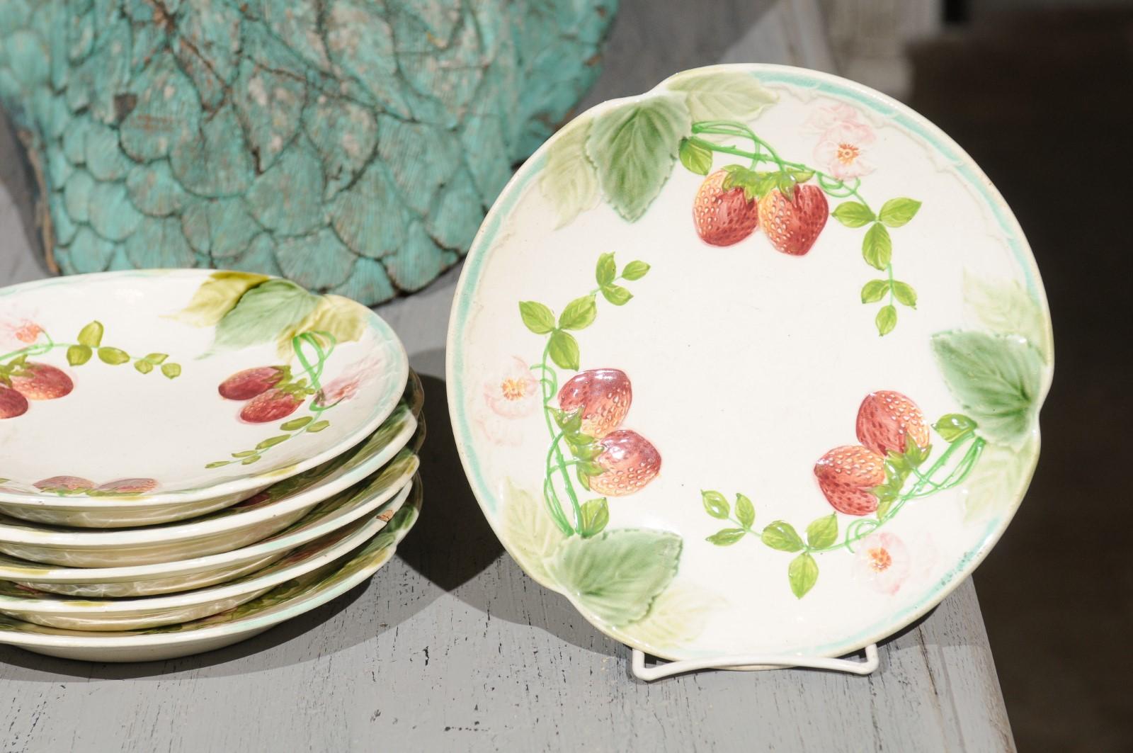French Choisy-le-Roi 19th Century Majolica Strawberry Plates with Foliage For Sale 1