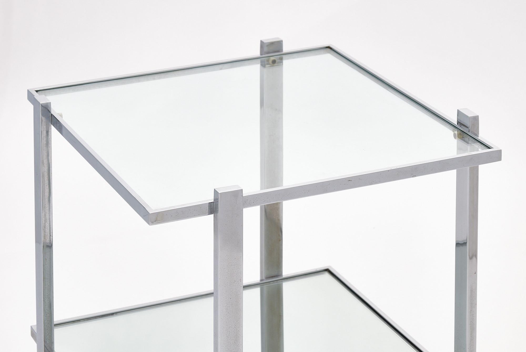 Laiton Table d'appoint française en chrome et verre en vente