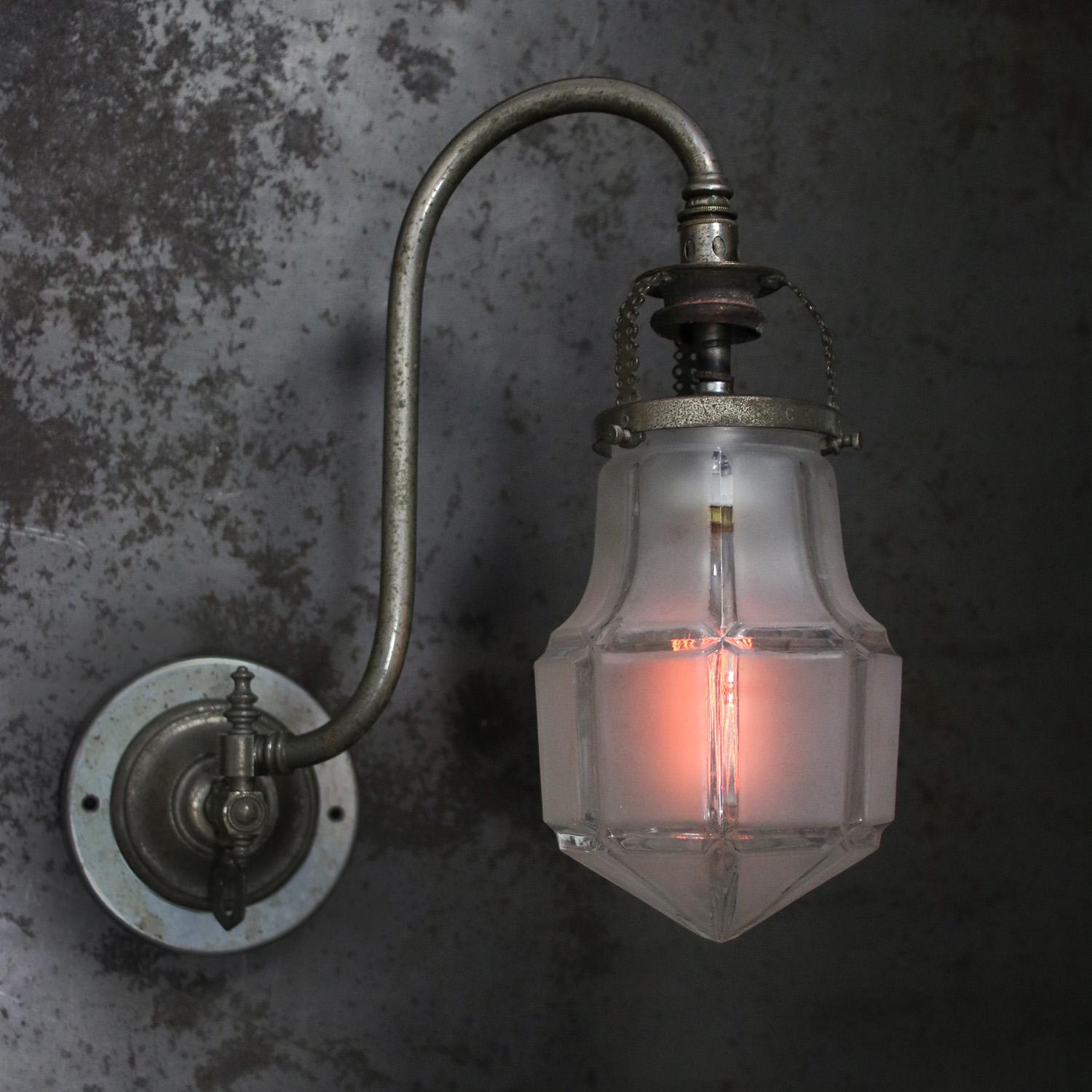 French Art Deco sconce wall lamp / rewired gas lamp. ca 1910
Cut glass shade
Chrome arm

diameter brass wall mount: 12 cm / 4.7”

Weight: 1.10 kg / 2.4 lb

Priced per individual item. All lamps have been made suitable by international standards for
