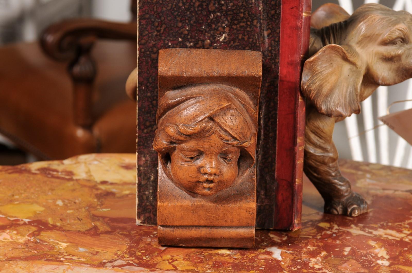 Staffa da parete in terracotta francese con faccia d'angelo, 20° secolo in vendita 4