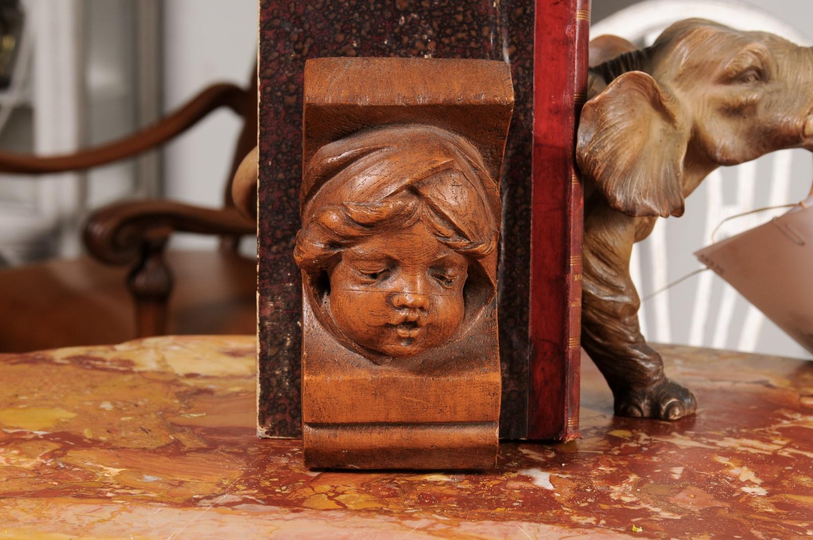 Staffa da parete in terracotta francese con faccia d'angelo, 20° secolo in vendita 5