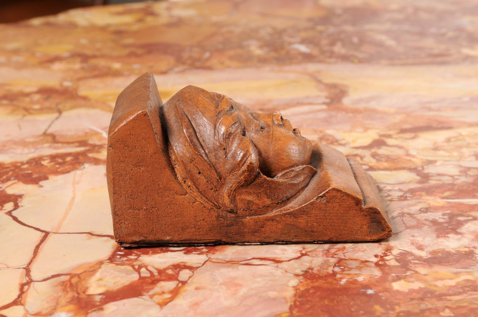 Intagliato a mano Staffa da parete in terracotta francese con faccia d'angelo, 20° secolo in vendita