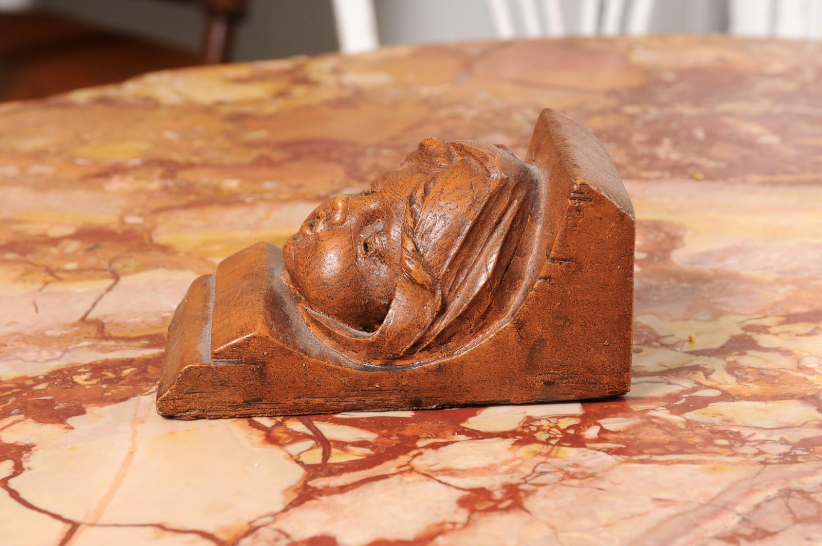 Terracotta Staffa da parete in terracotta francese con faccia d'angelo, 20° secolo in vendita