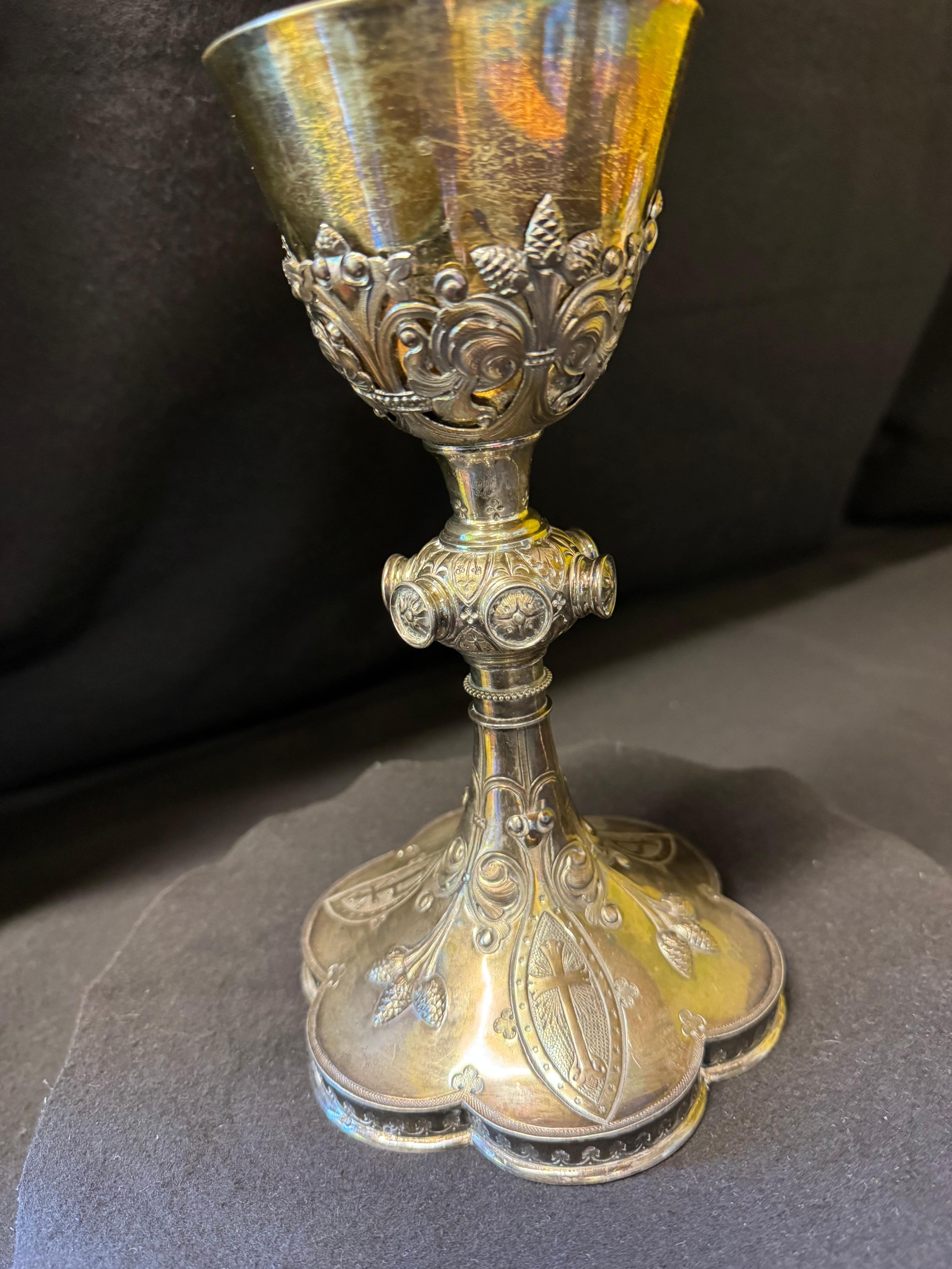 Calice d'église français - Fin du 19e siècle

Magnifique calice de communion français, datant vraisemblablement de la fin du XIXe siècle. La pièce porte le poinçon de Minerva ainsi que la marque du fabricant, confirmant son origine française et sa