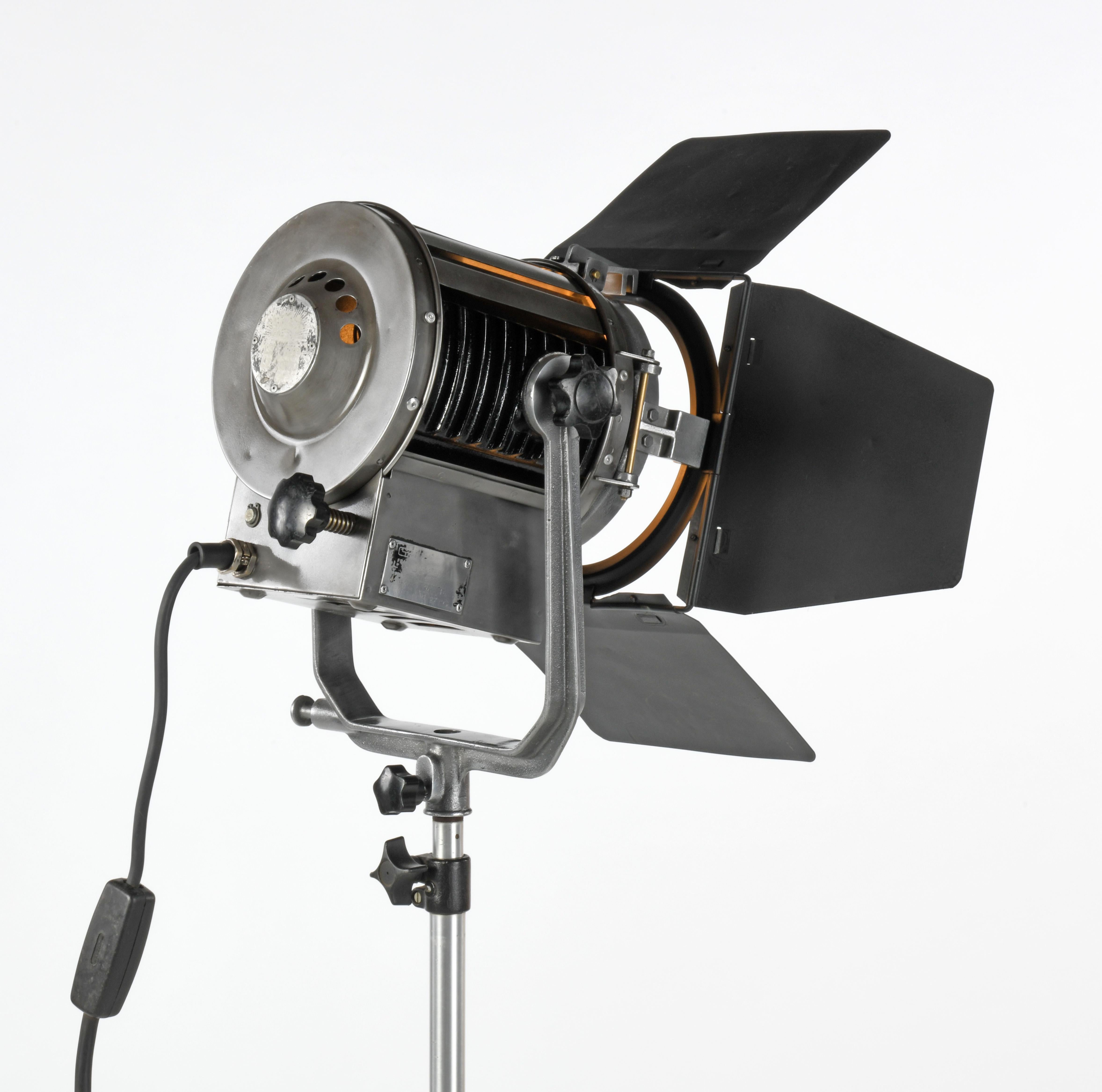 French cinema projector from the 80s, completely refurbished with LED lightning In Good Condition In SAINT-YRIEIX-SUR-CHARENTE, FR