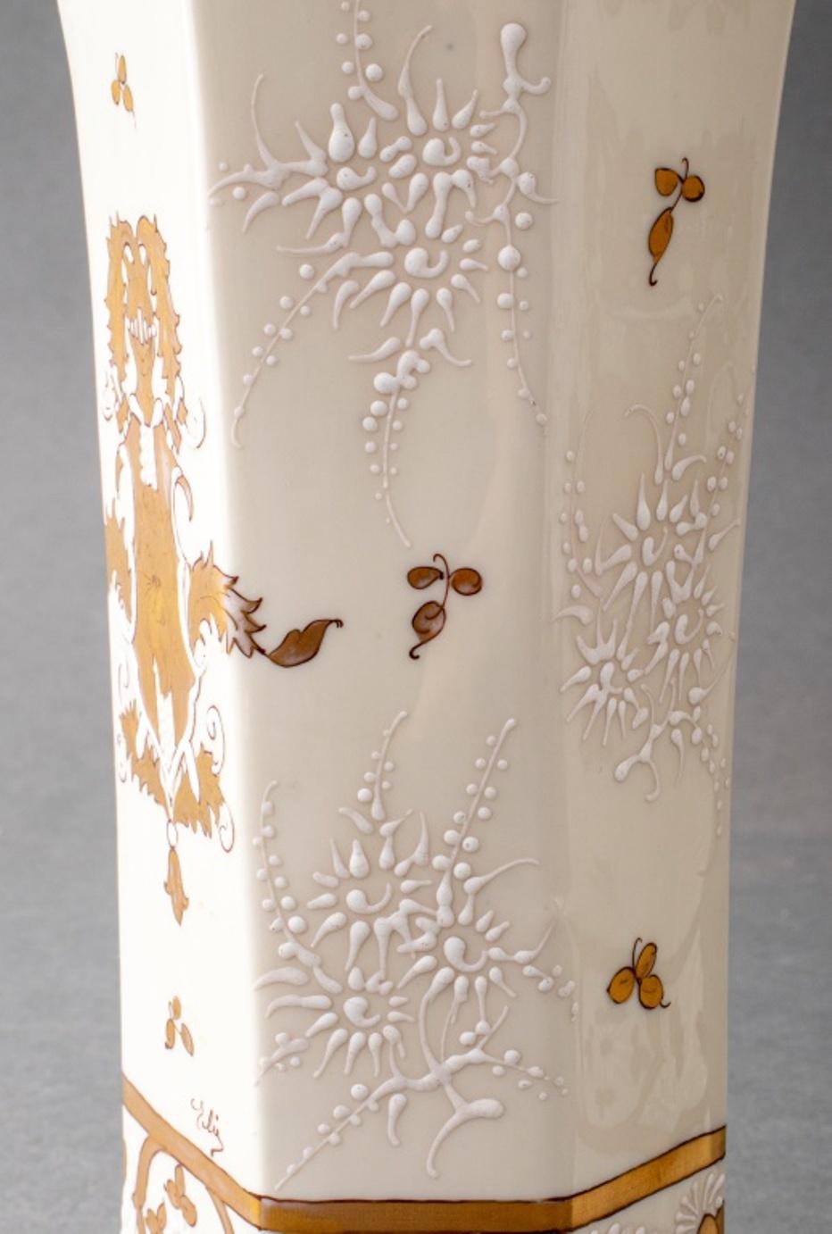 Französische Cisele vergoldete und weiß emaillierte Keramikvasen (20. Jahrhundert) im Angebot