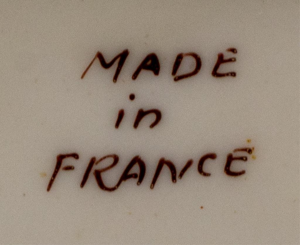 Französische Cisele vergoldete und weiß emaillierte Keramikvasen im Angebot 4