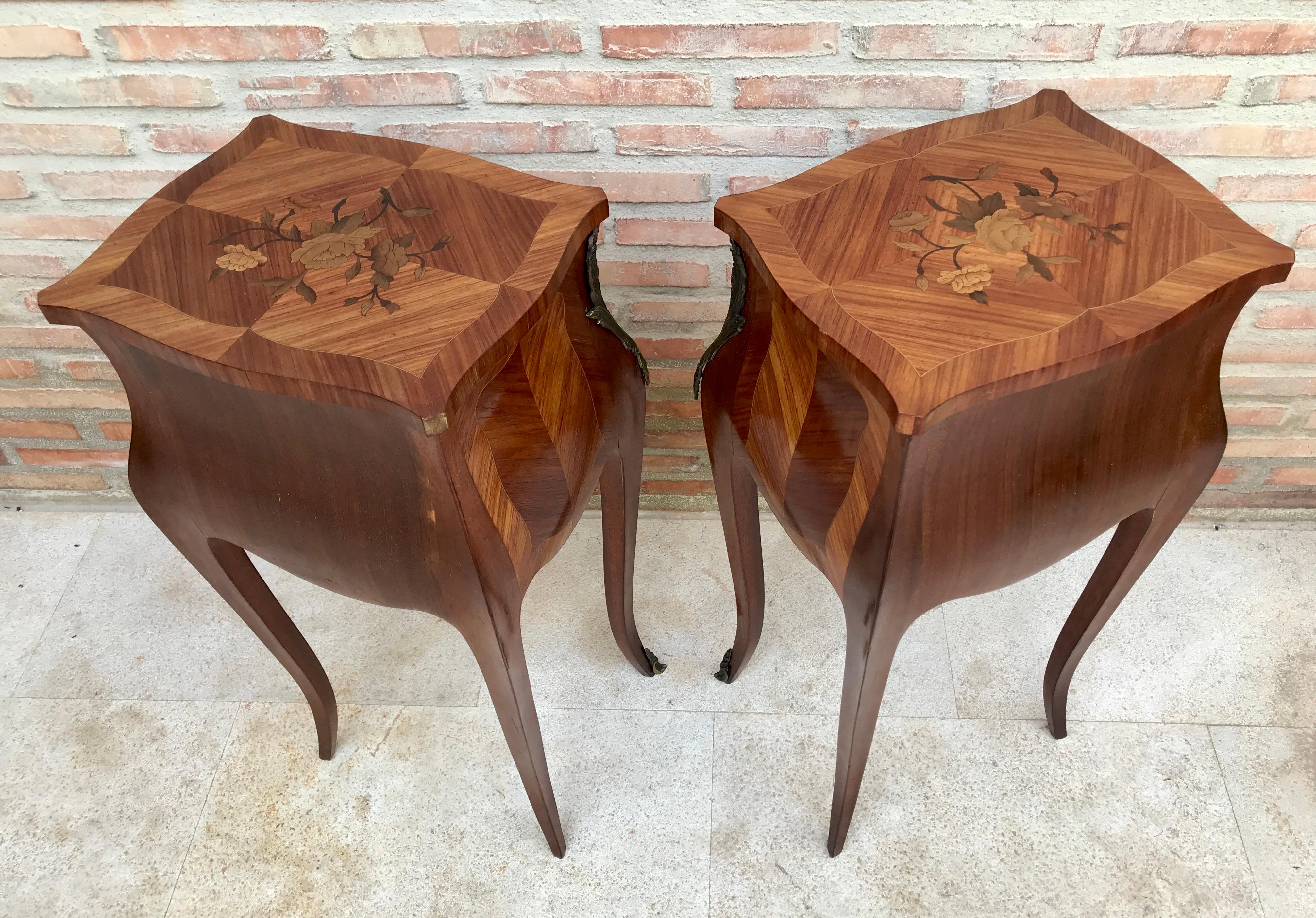 Französische Classic Louis Vx Stil Marqueterie Nachttische mit drei Schubladen, 1920er Jahre, S (Französische Provence) im Angebot