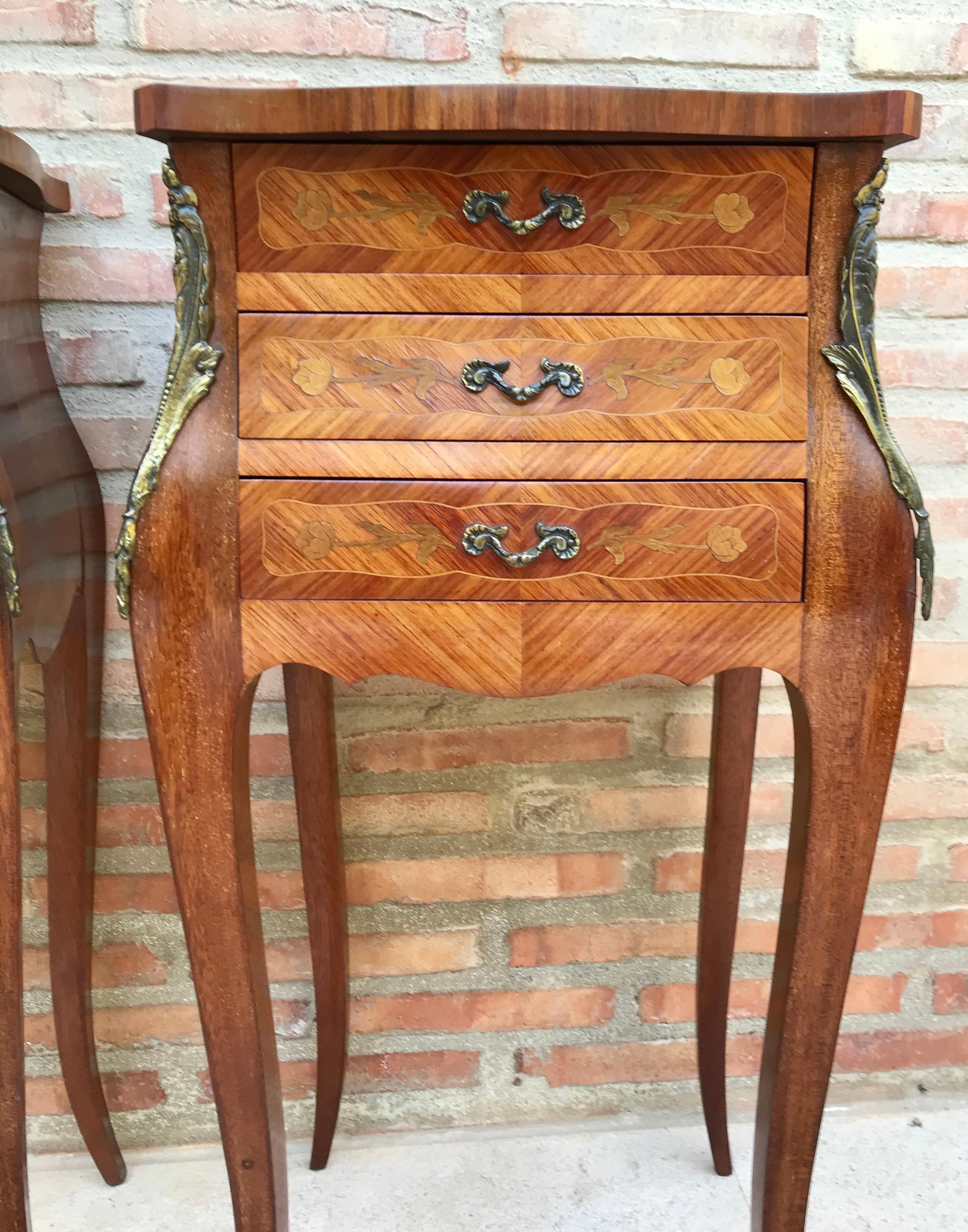 Französische Classic Louis Vx Stil Marqueterie Nachttische mit drei Schubladen, 1920er Jahre, S (20. Jahrhundert) im Angebot