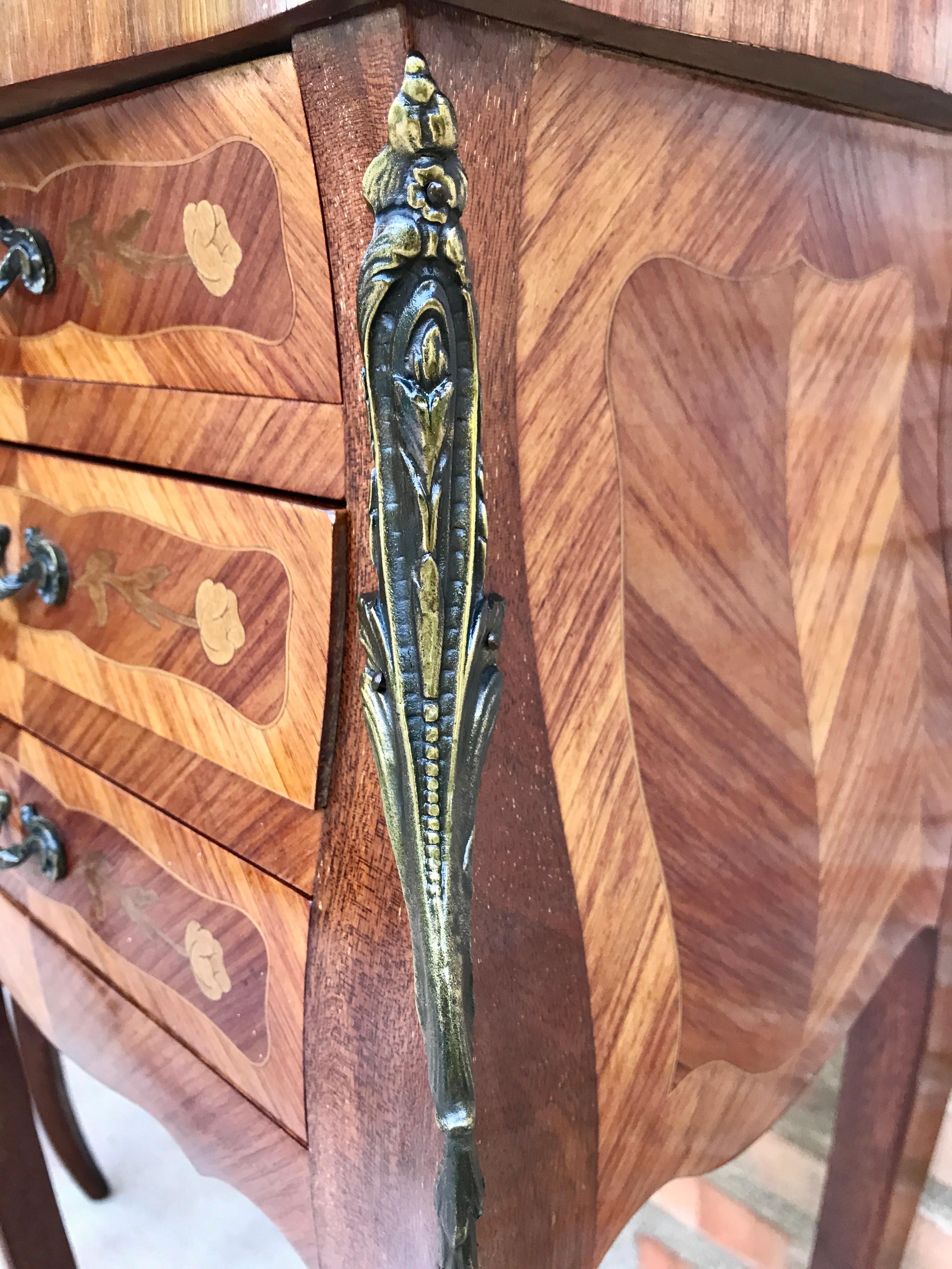 Französische Classic Louis Vx Stil Marqueterie Nachttische mit drei Schubladen, 1920er Jahre, S im Angebot 1