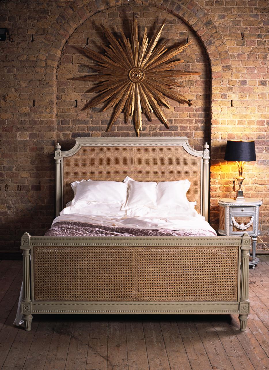 Das Bett Bergère ist ein klassisches, französisches Design im Stil von Louis XVI. 
Diese Epoche gründet sich auf das 