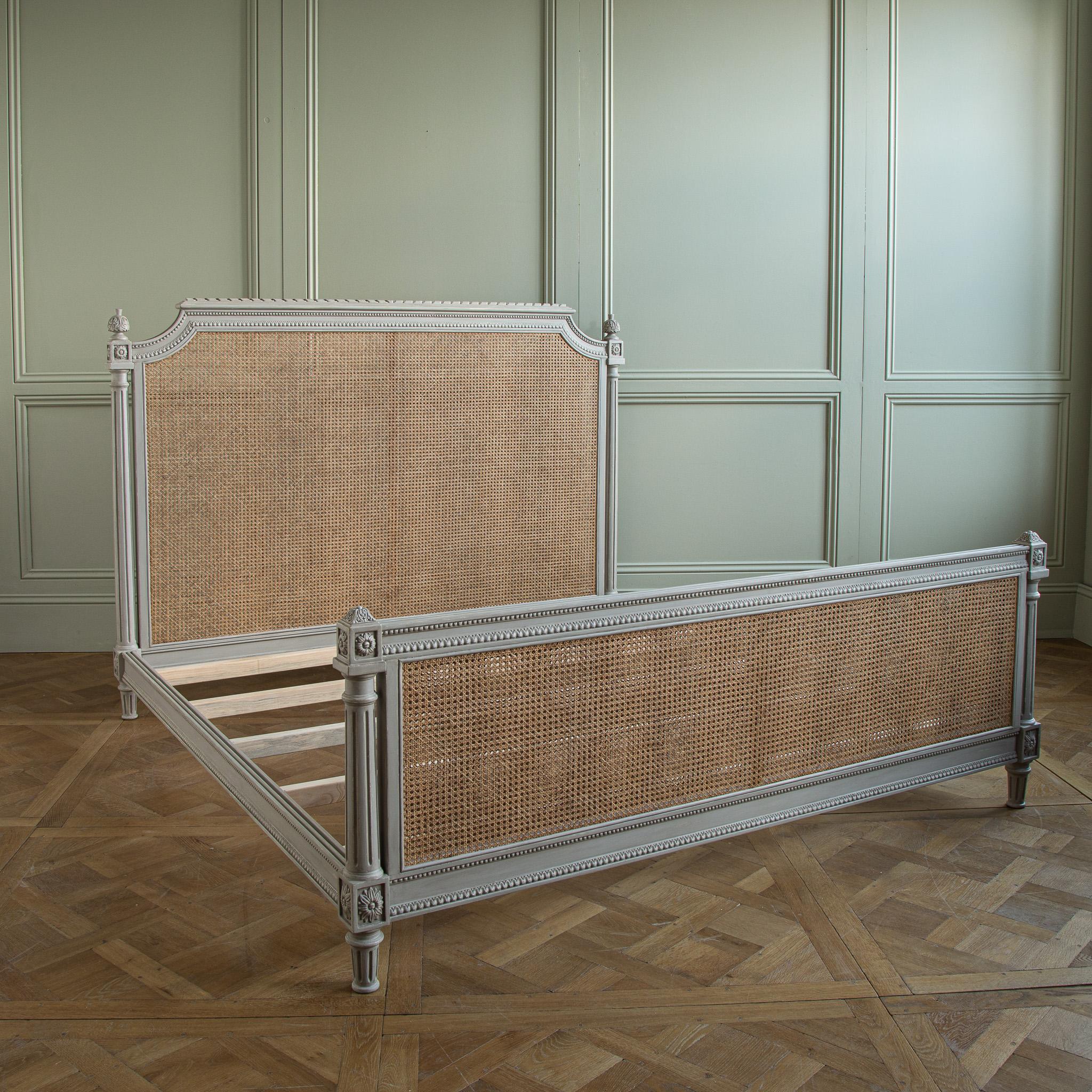 Das Bett Bergère ist ein klassisches, französisches Design im Stil von Louis XVI. 
Diese Epoche gründet auf dem 