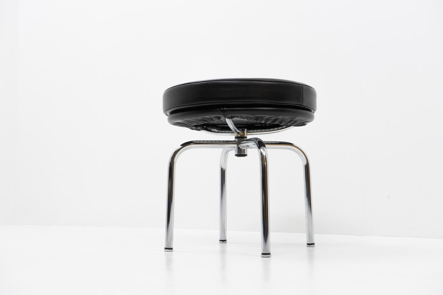 Pelle Sgabello classico modernista francese di Charlotte Perriand per Cassina, anni '80 in vendita