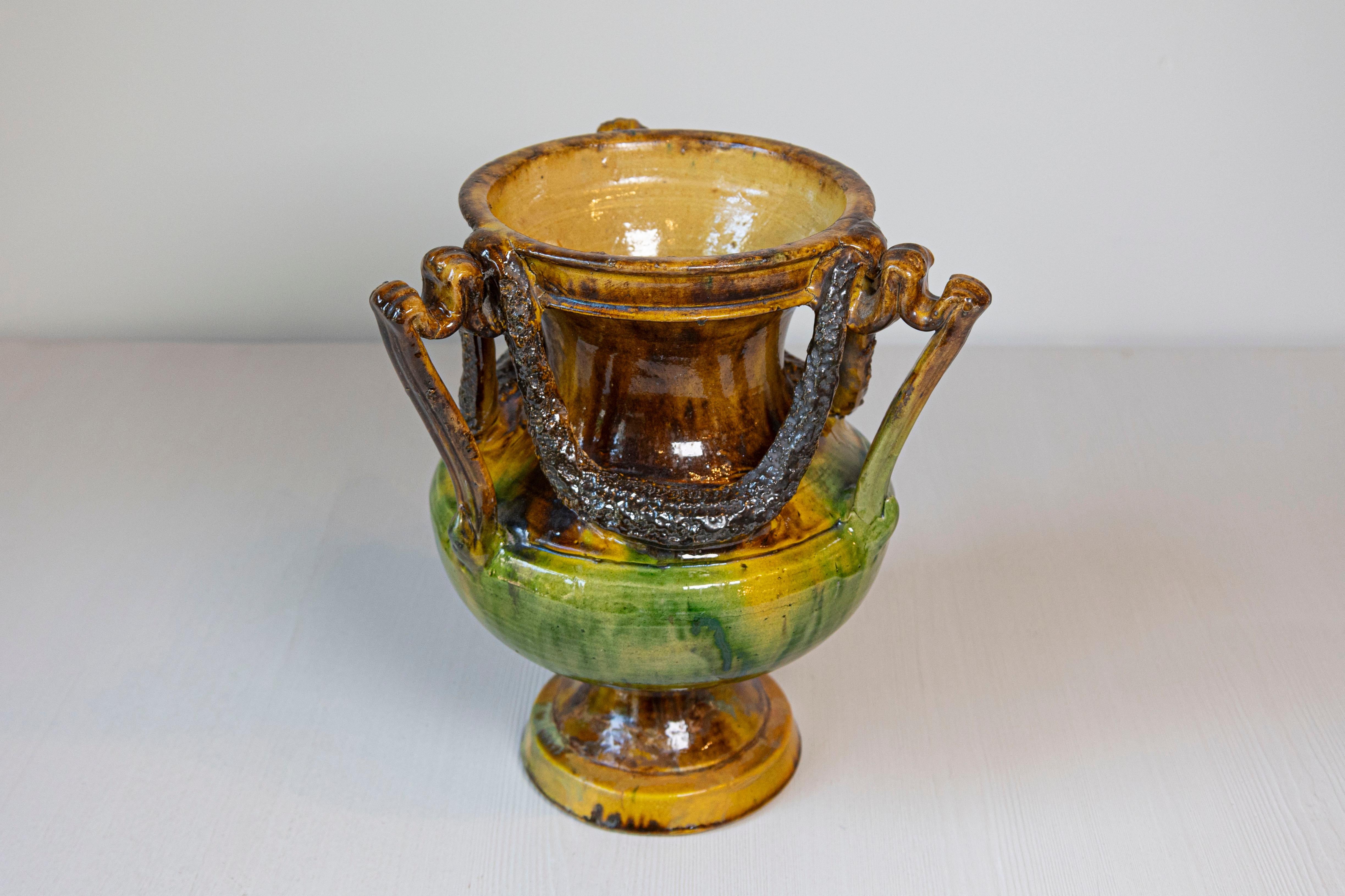 Vaso francese Anduze del XIX secolo con smalti marroni, verdi e gialli, manici modanati e motivi a forma di rondine. Valorizza il tuo spazio esterno con questo splendido vaso francese Anduze del XIX secolo. Adornato da una splendida combinazione di