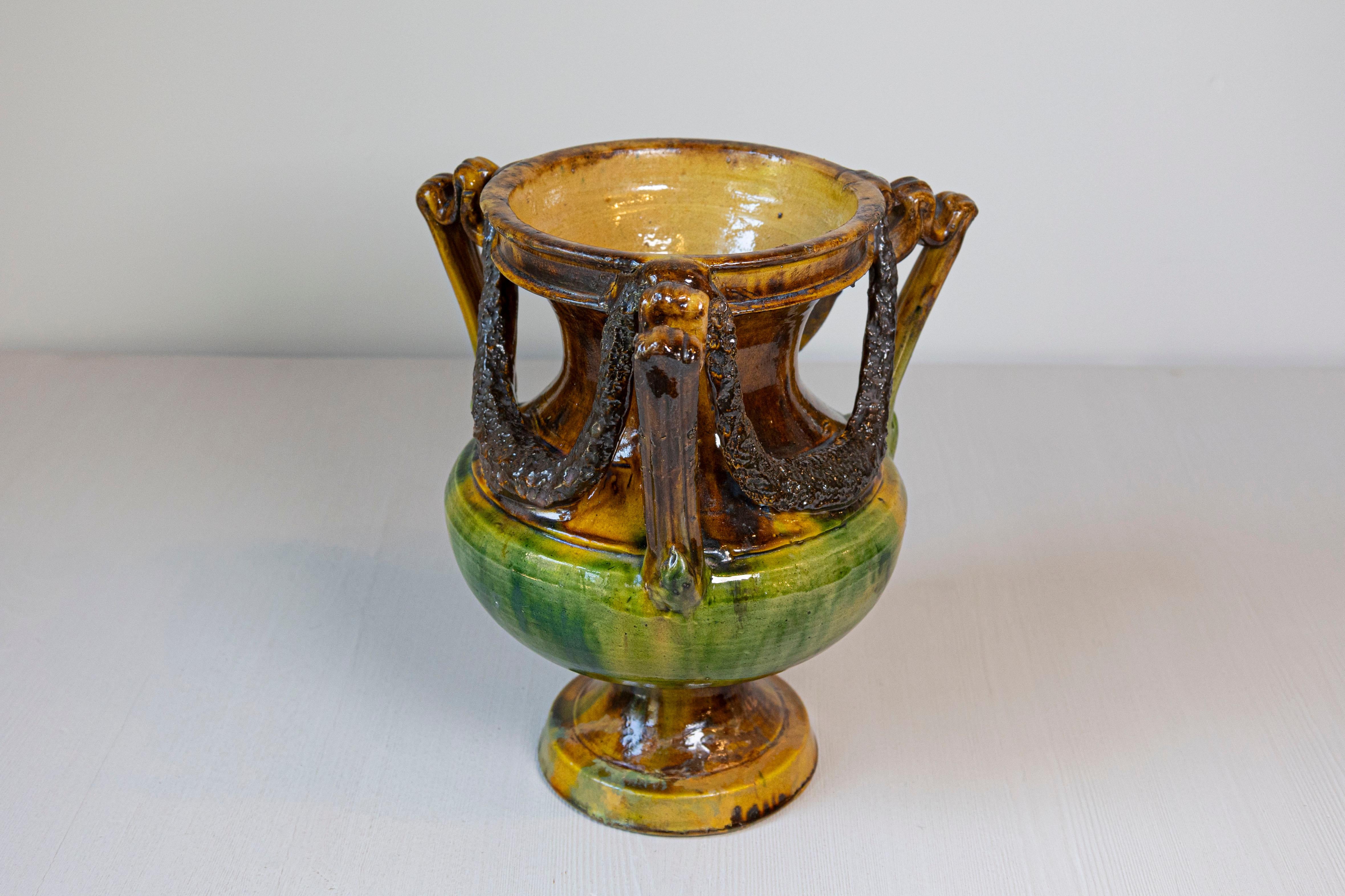 Vaso Anduze classico francese del XIX secolo smaltato multicromatico con motivi a scacchiera In condizioni buone in vendita a Atlanta, GA