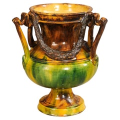 Französische klassische Anduze-Vase des 19. Jahrhunderts, mehrfarbig glasiert und mit Swag-Motiven