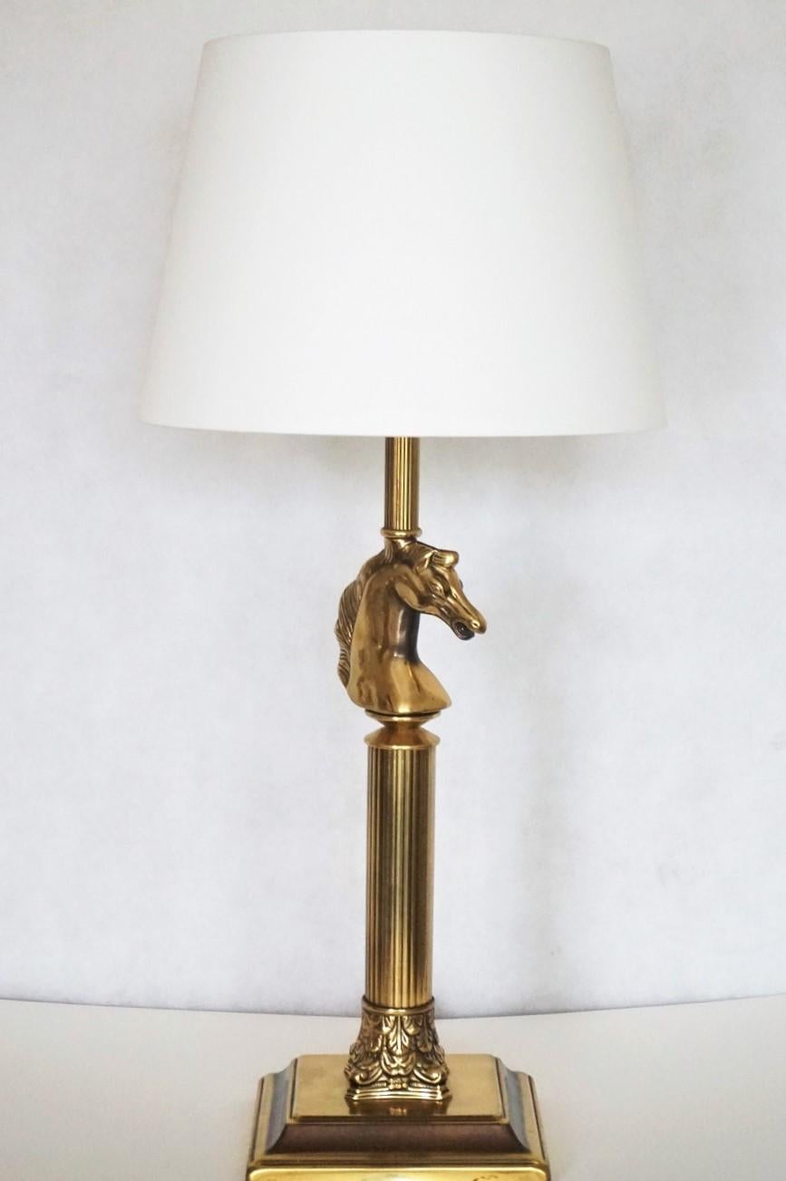 A classical style brass Corinthian column table lamp with horse head, France, 1950-1959. New off-white cotton shade included.
One E27 light socket for a large sized bulb.
Measures:
Height 25