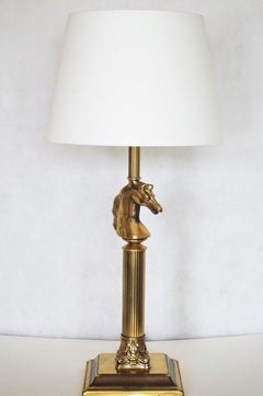 Lámpara de sobremesa o de escritorio clásica francesa con columna de latón y cabeza de caballo