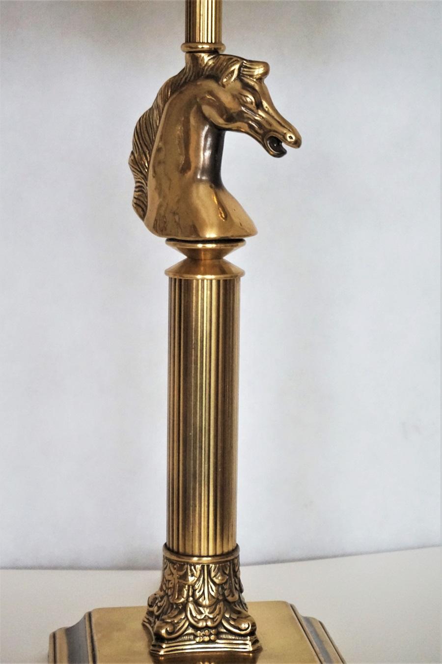 French Classical Brass Column Horse Head Table Lamp or Desk Lamp In Good Condition In Frankfurt am Main, DE