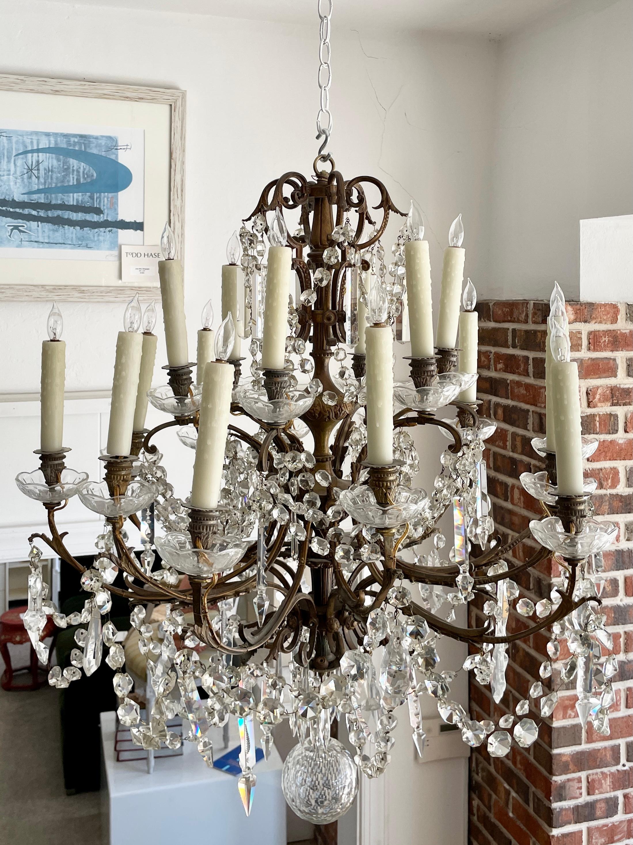 French Classical Bronze and Crystal Chandelier In Good Condition In Los Angeles, CA