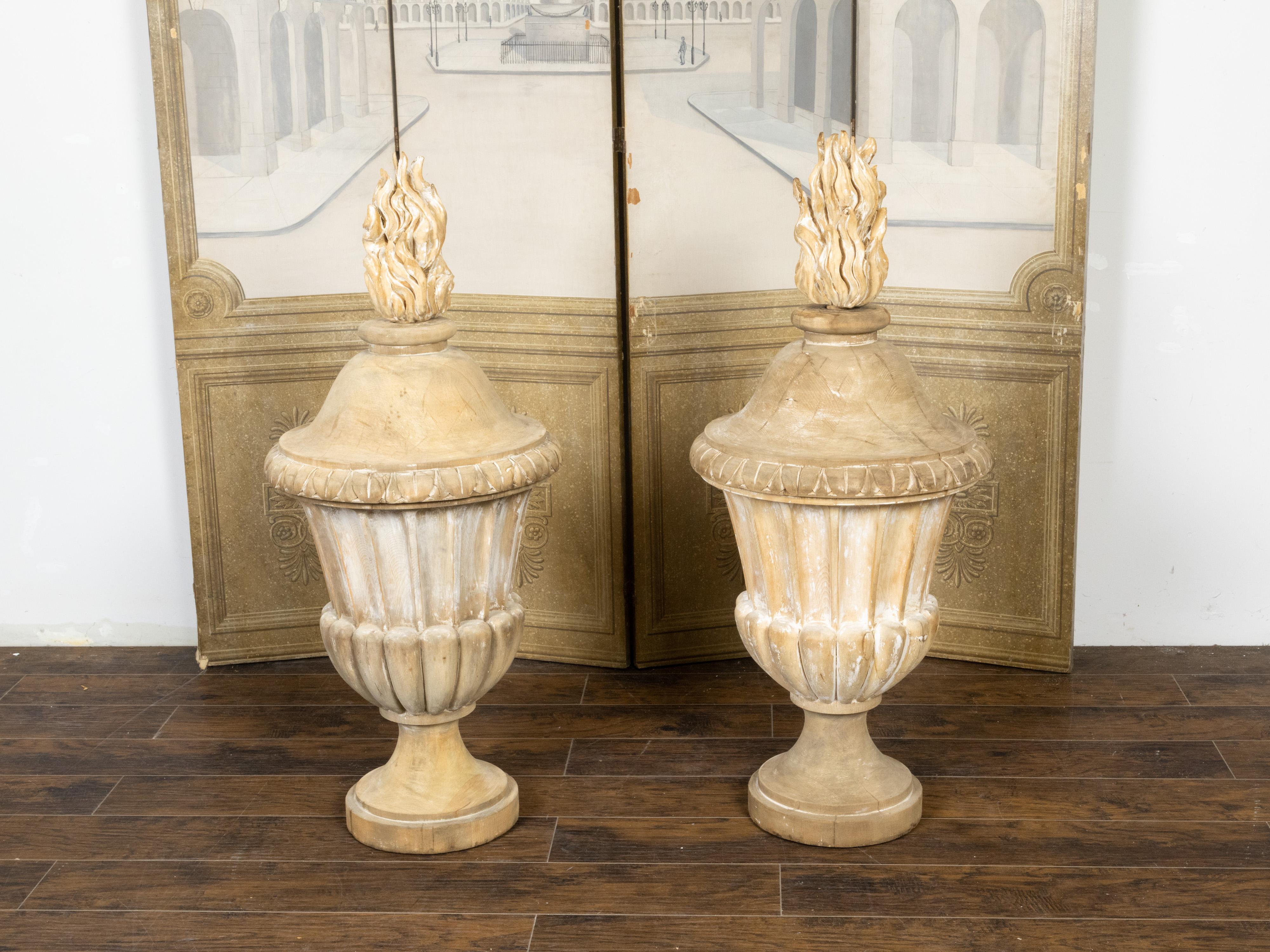 Français Pots à feu en bois sculpté de style classique français du 19ème siècle avec des traces de peinture en vente