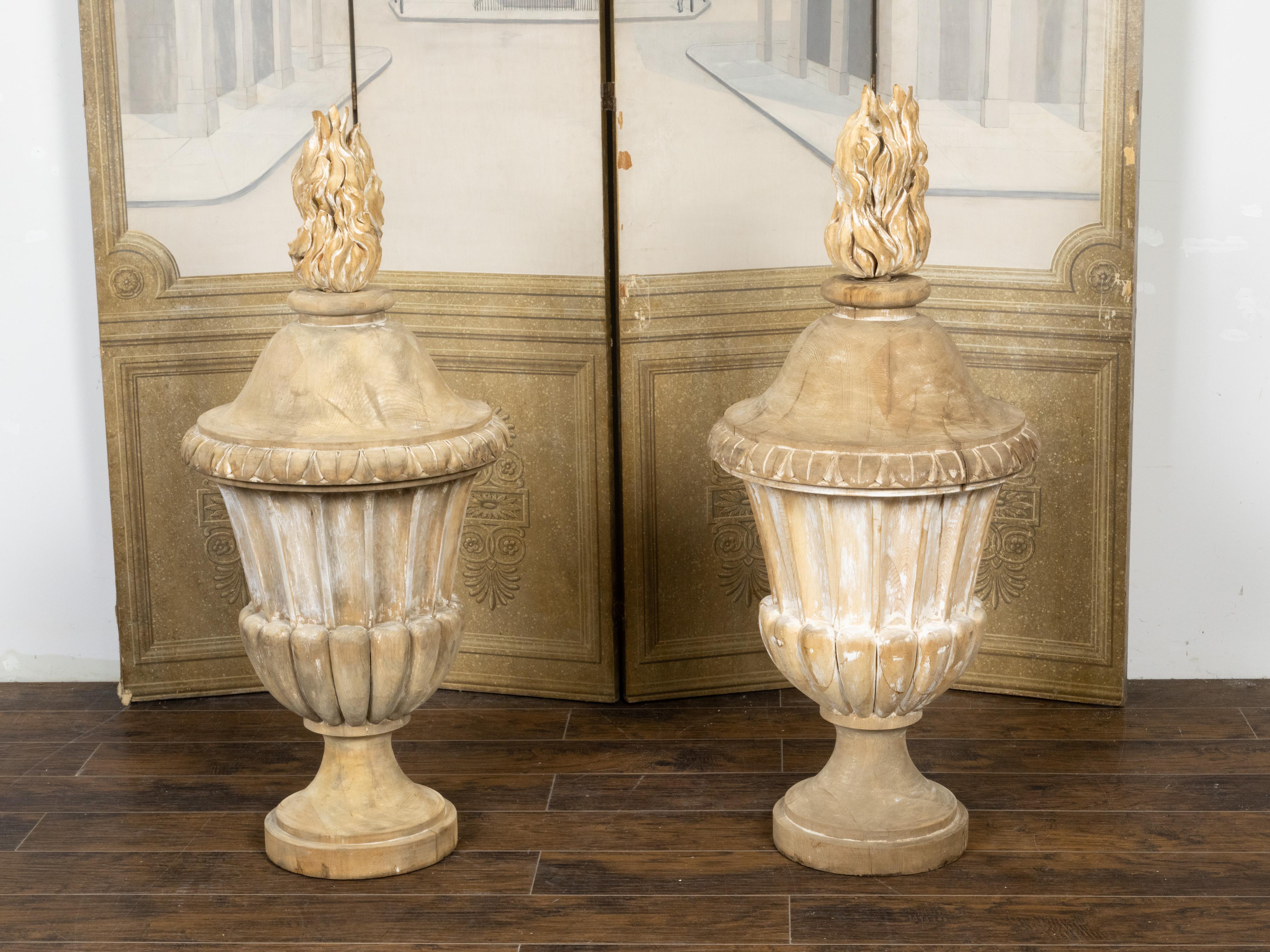 Sculpté Pots à feu en bois sculpté de style classique français du 19ème siècle avec des traces de peinture en vente